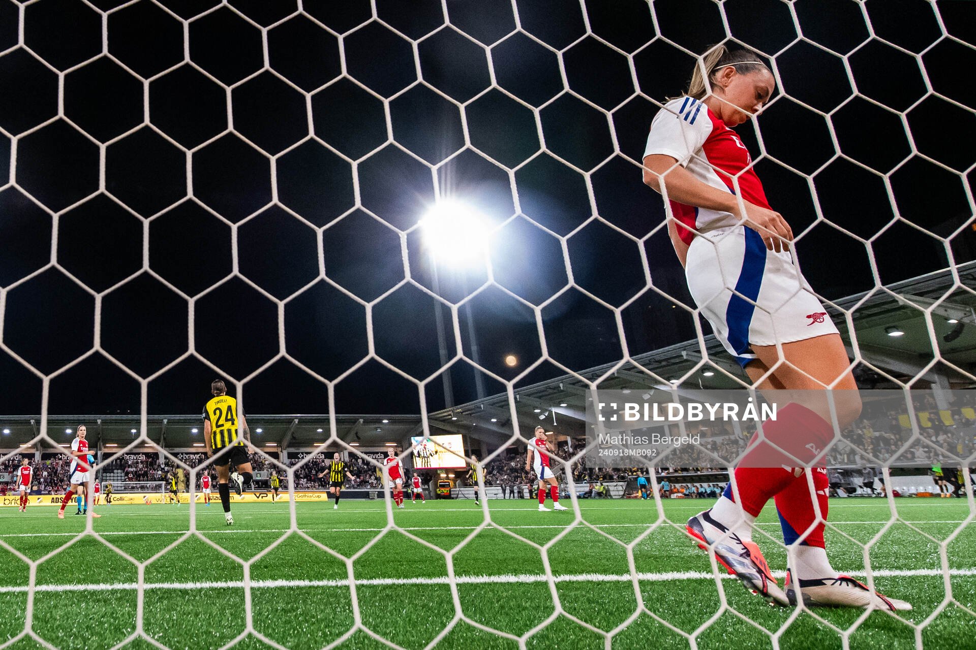 Katie McCabe of Arsenal looks dejected