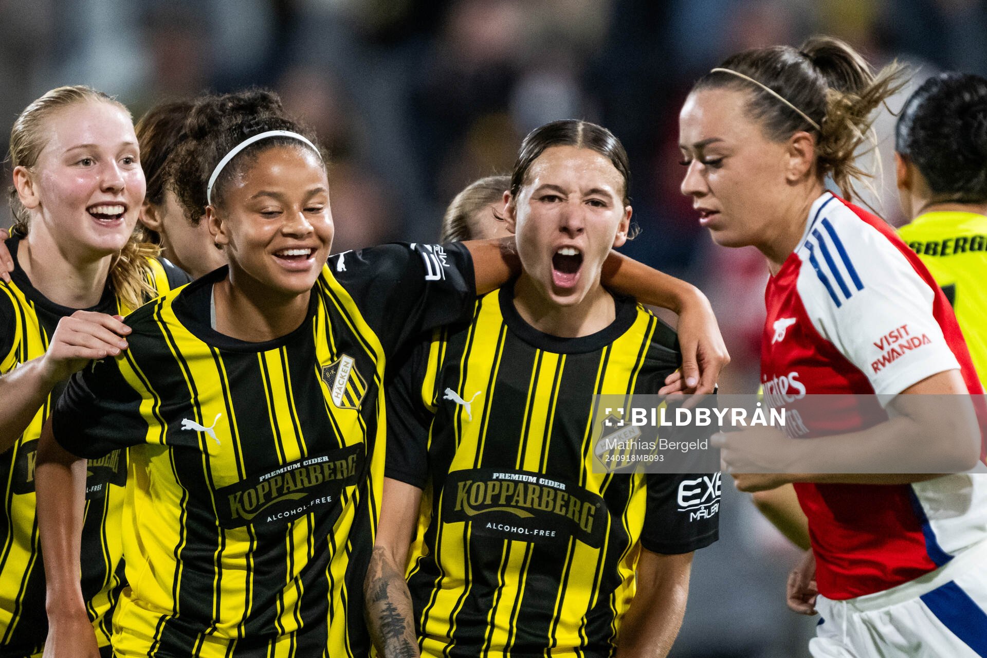 Felicia Schröder celebrates with Tabby Tindell of Häcken
