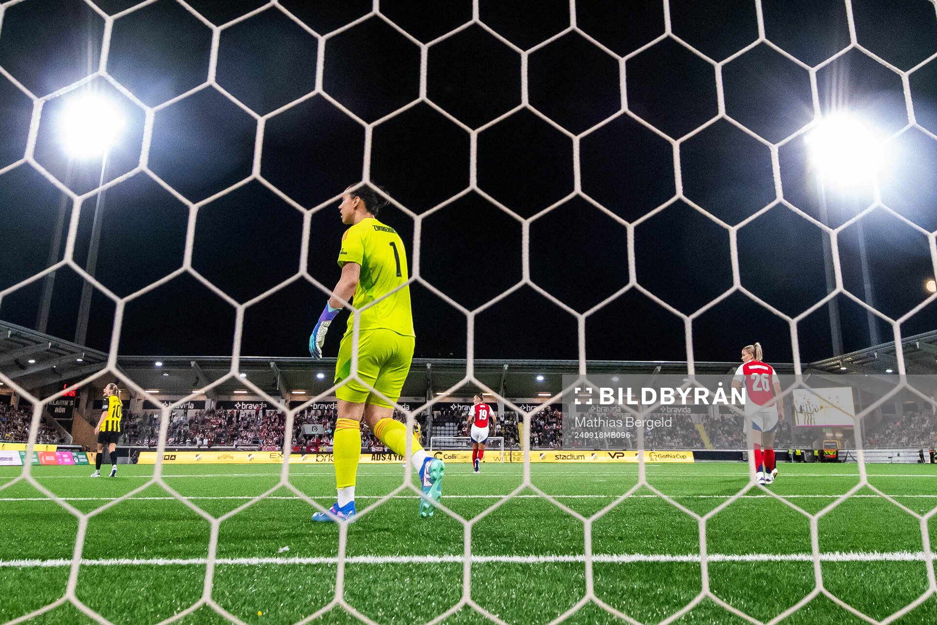 Goalkeeper Manuela Zinsberger of Arsenal looks dejected