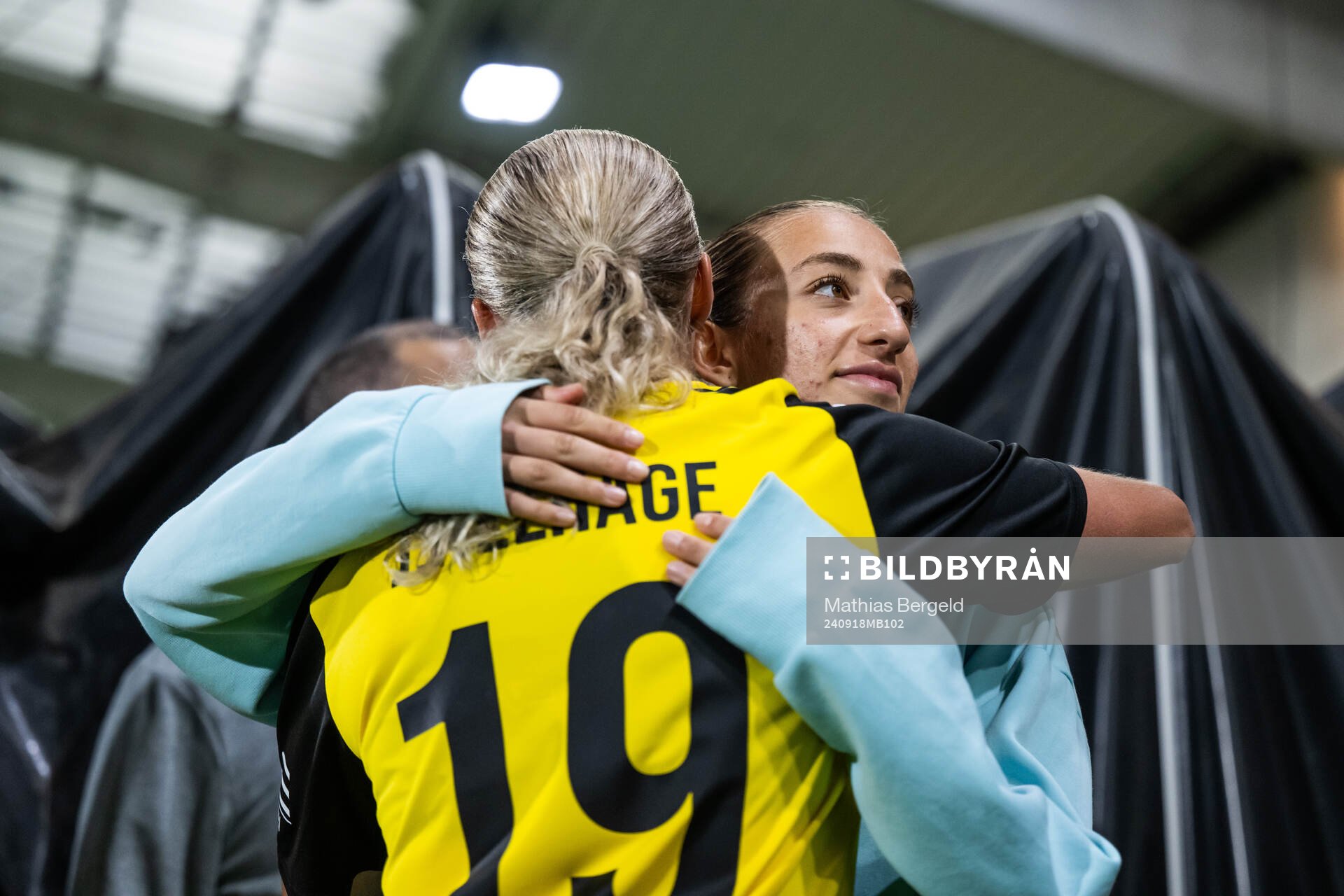 Elma Junttila Nelhage of Häcken and Rosa Kafaji of Arsenal