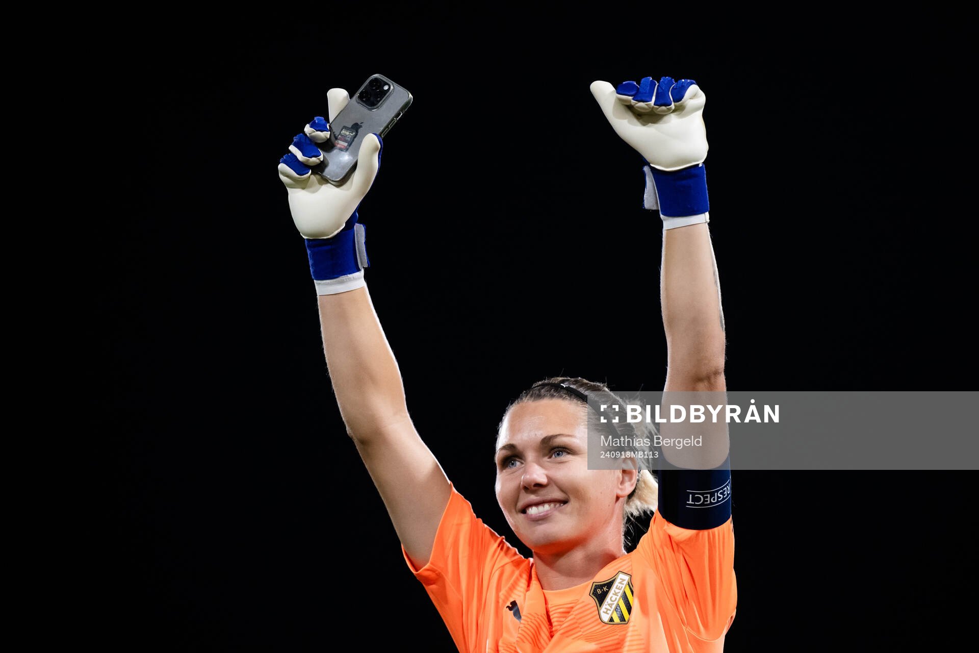 goalkeeper Jennifer Falk of Häcken celebrates