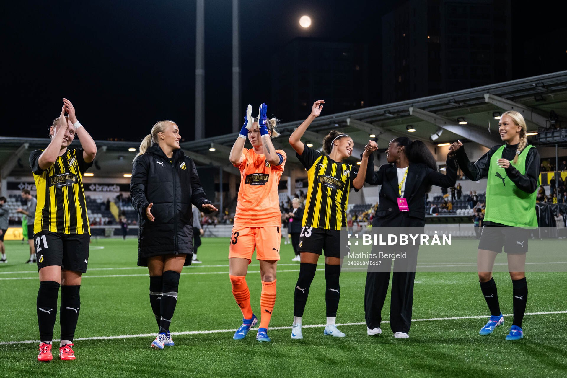 Hikaru Kitagawa, Johanna Fossdalsá Sørensen, Alva Selerud, goalkeeper Jennifer Falk, Felicia Schröder Monica Jusu Bah and Lisa Löwing of Häcken celebrate after the UEFA Women's Champions League qualifying match between Häcken and Arsenal on September 18, 2024 in Gothenburg.