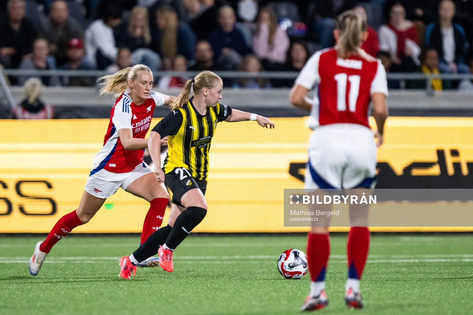 Stina Blackstenius of Arsenal and Johanna Fossdalsá