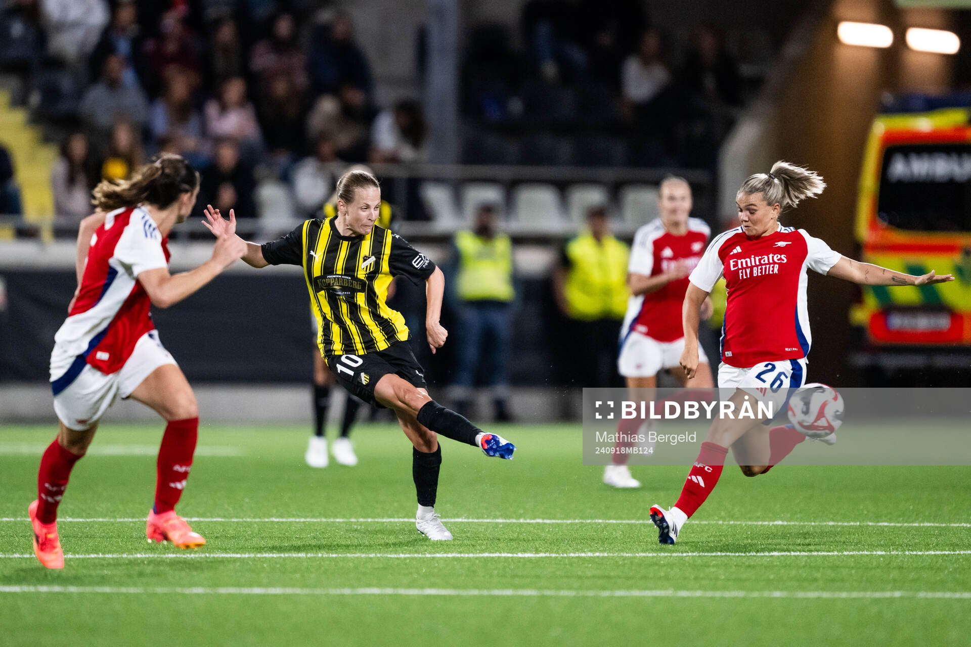 Anna Anvegård of Häcken and Laura Wienroither of Arsenal