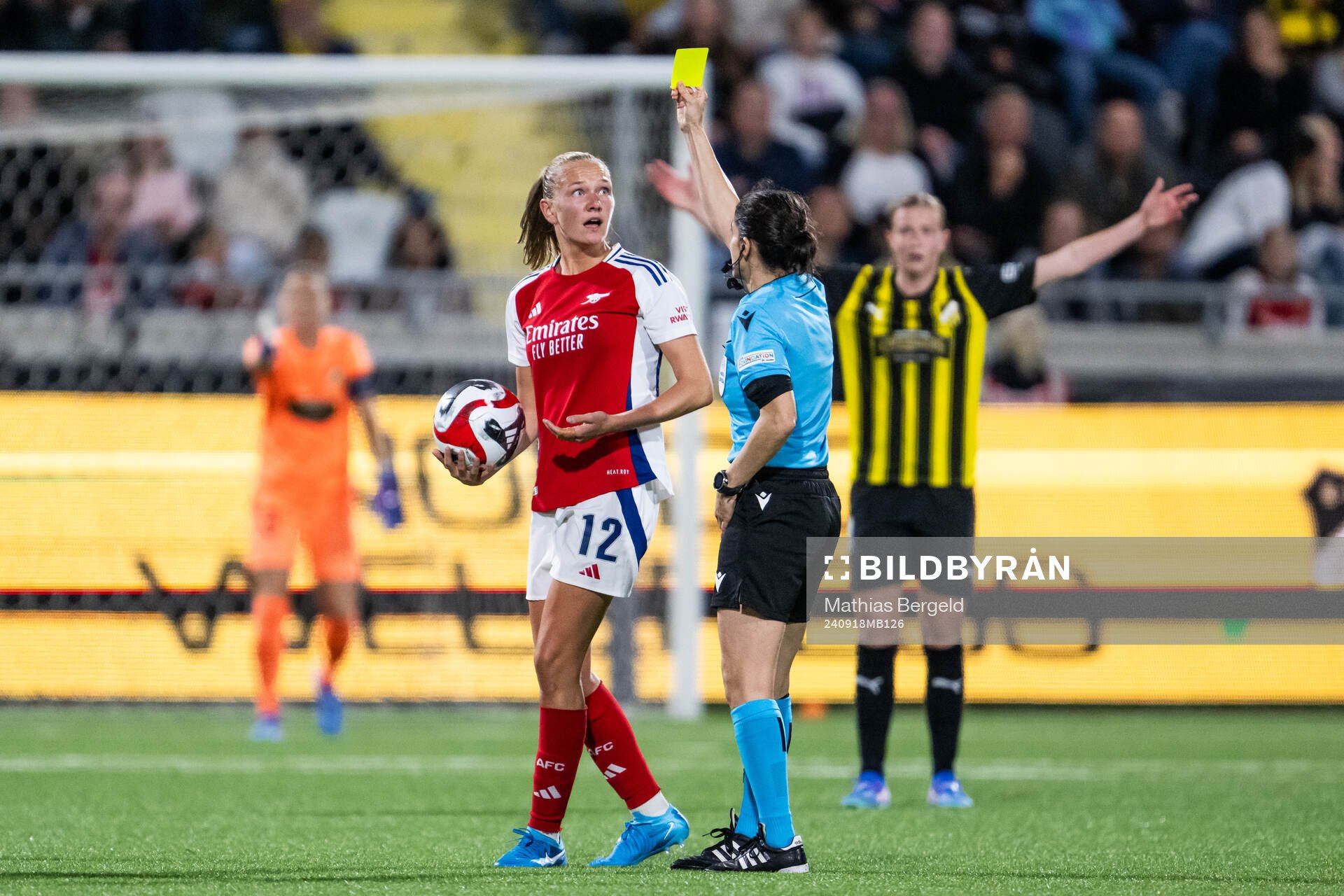 Frida Maanum of Arsenal receives a yellow card from Referee