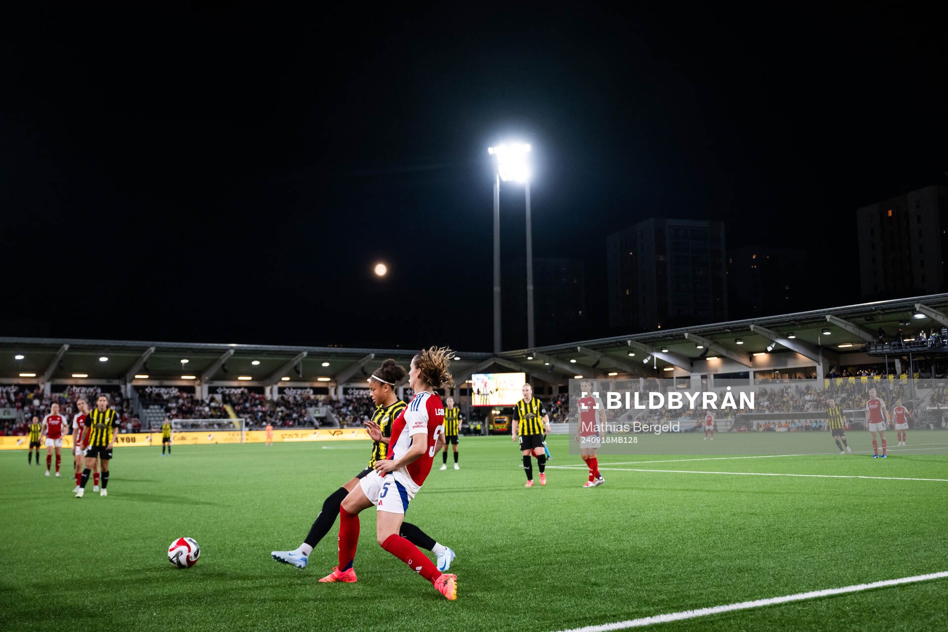 Felicia Schröder of Häcken and Laia Codina of Arsenal