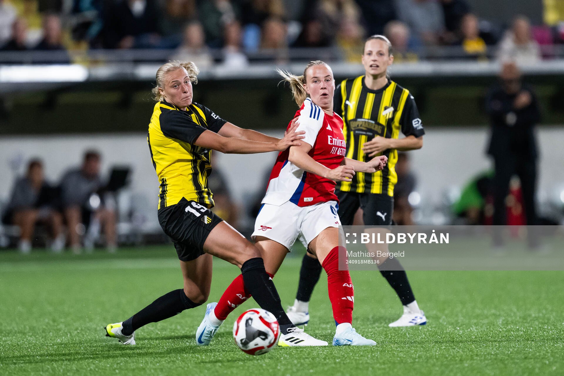 ‘240918 Elma Junttila Nelhage of Häcken and Beth Mead of