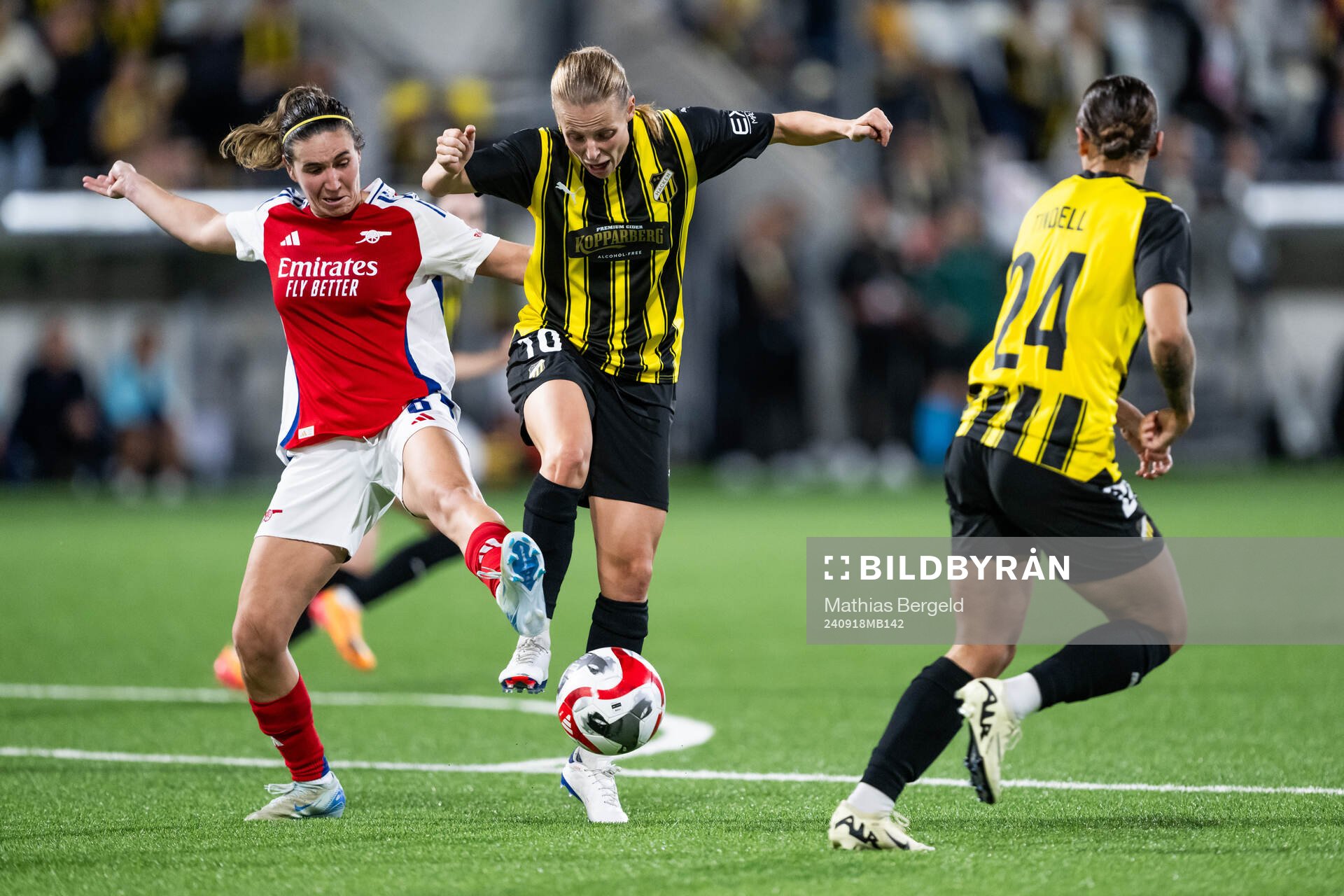 Mariona Caldentey of Arsenal and Anna Anvegård of Häcken