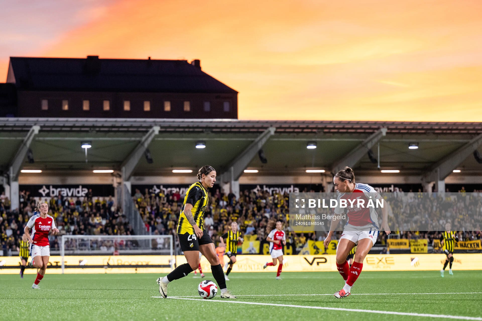 Tabby Tindell of Häcken and Katie McCabe of Arsenal
