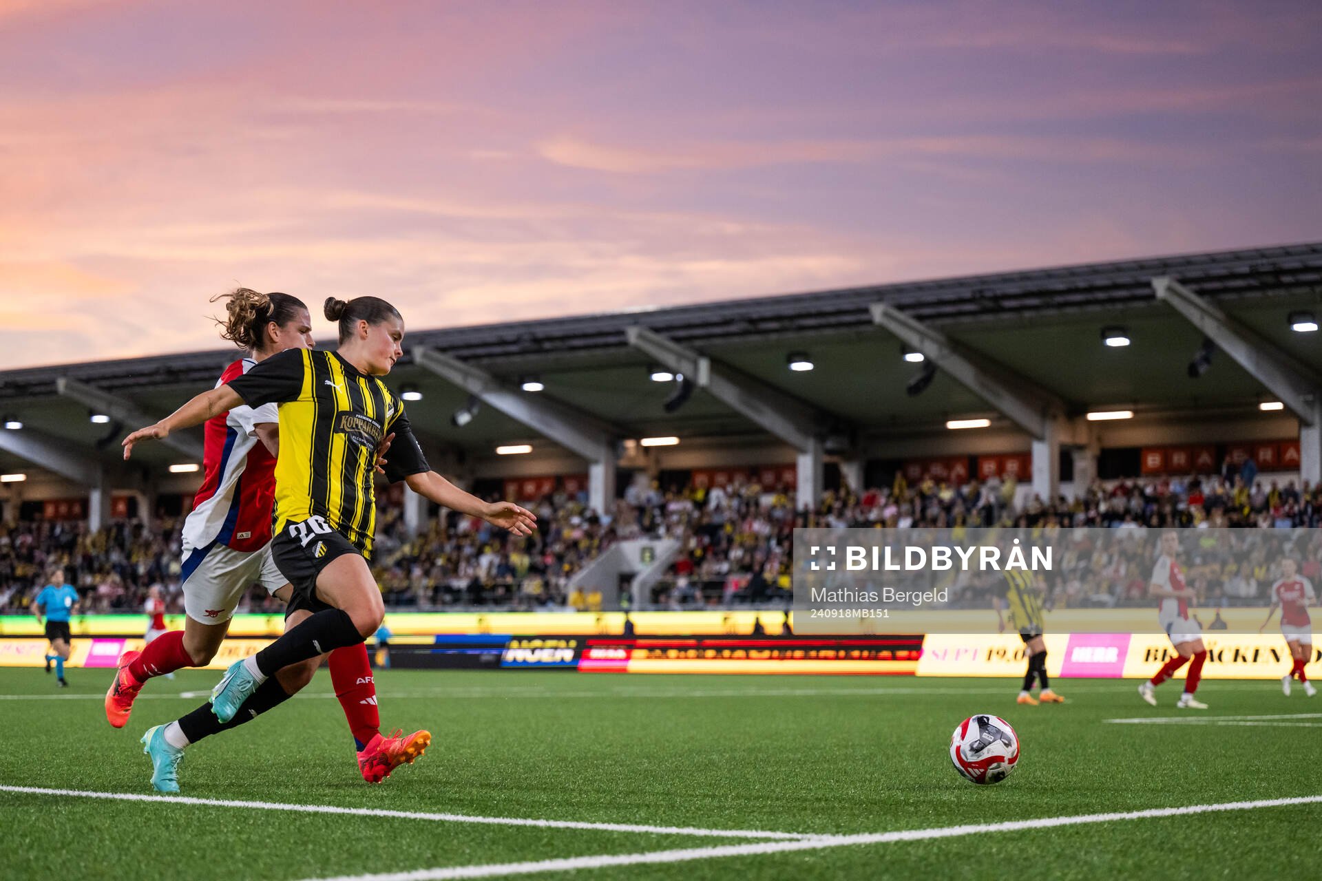 Laia Codina of Arsenal and Hanna Wijk of Häcken