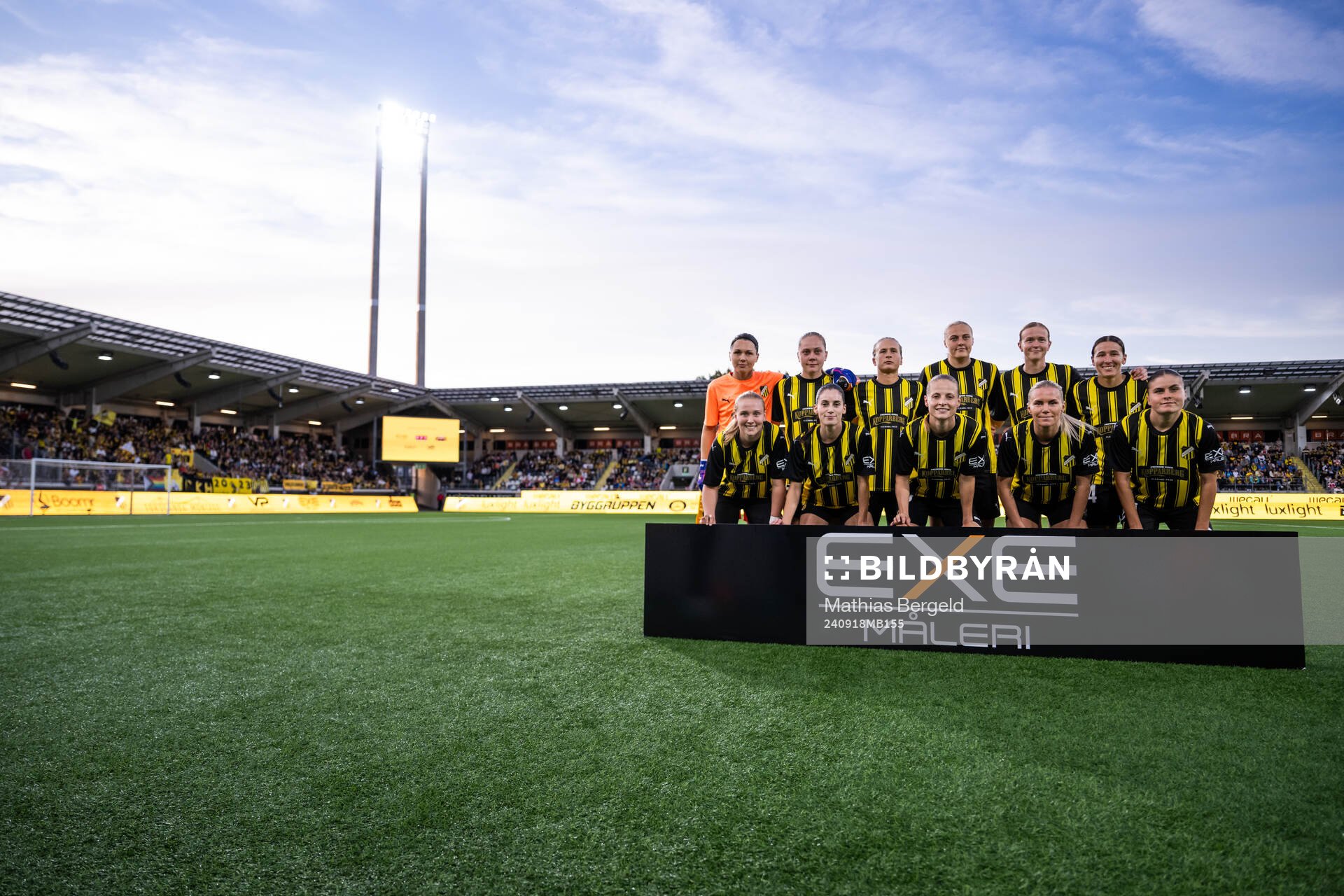 The starting eleven of Häcken pose for a picture ahead of the UEFA Women's Champions League qualifying match between Häcken and Arsenal on September 18, 2024 in Gothenburg.
