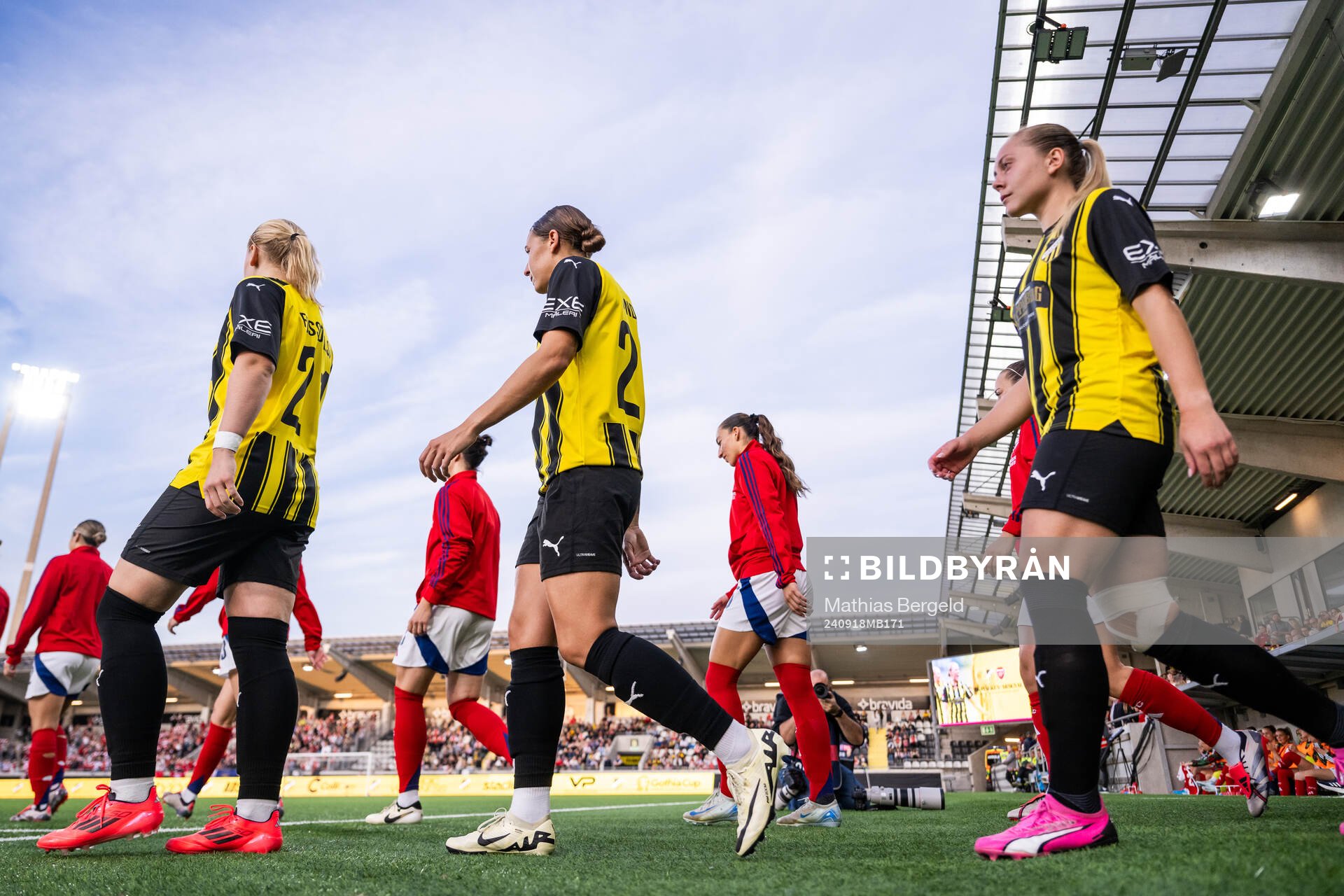 Johanna Fossdalsá Sørensen, Tabby Tindell and Alice Bergström of Häcken ahead of the UEFA Women's Champions League qualifying match between Häcken and Arsenal on September 18, 2024 in Gothenburg.