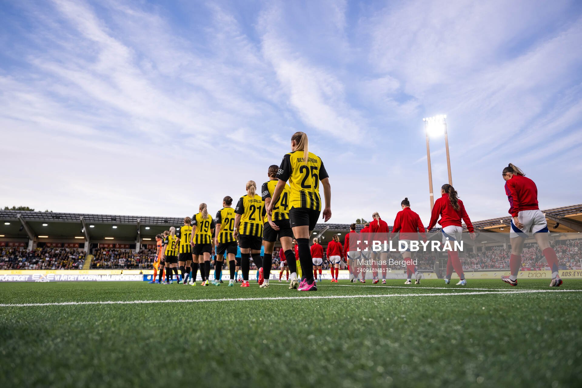Players of Häcken and of Arsenal