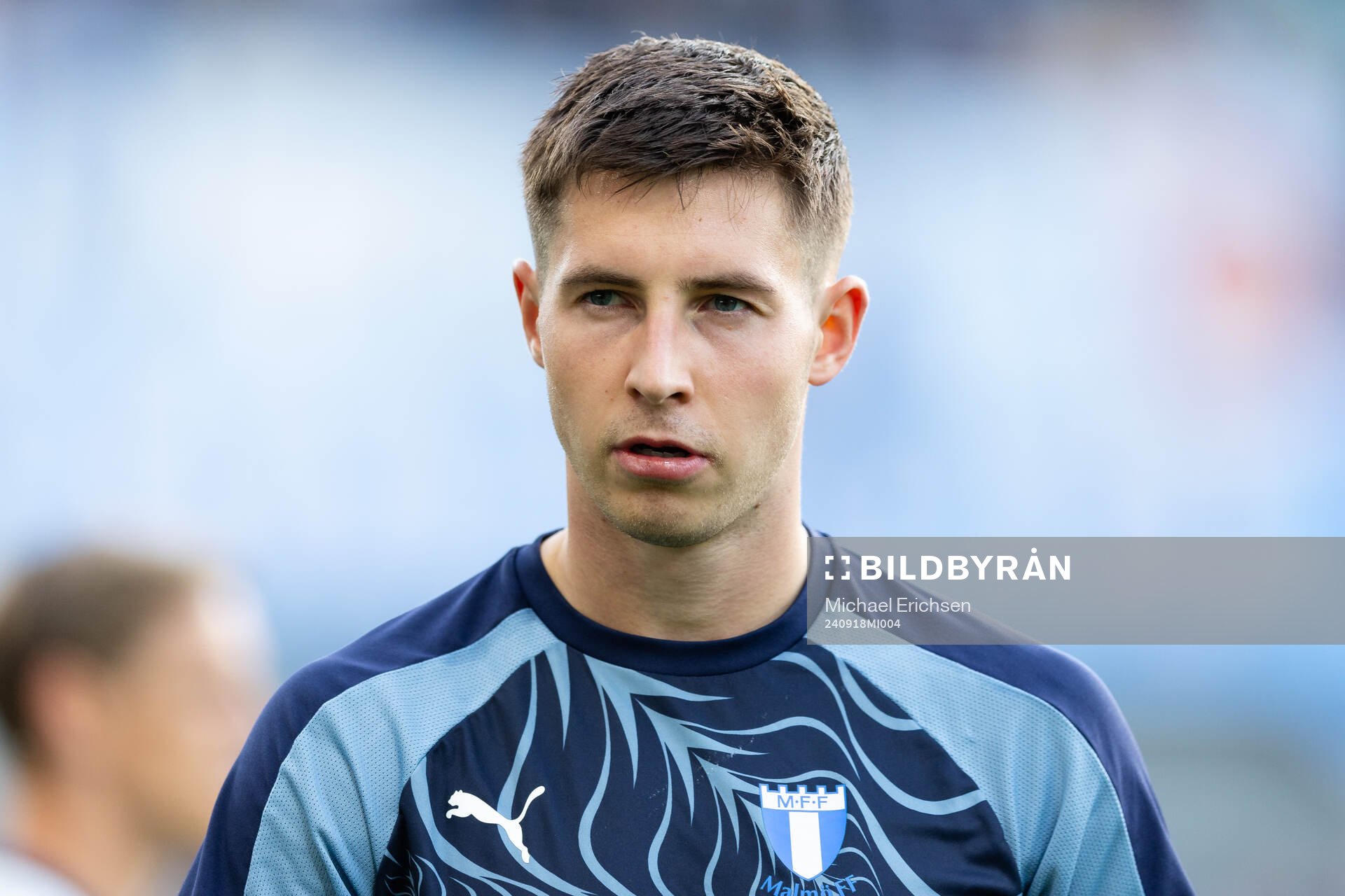 Malmö FFs Lasse Berg Johnsen innan fotbollsmatchen i