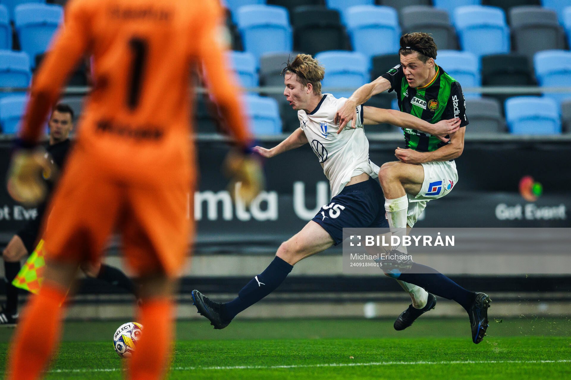Malmö FFs Nils Zätterström och GAISs Axel Henriksson under fotbollsmatchen i Allsvenskan mellan GAIS och Malmö FF den 18 september 2024 i Göteborg.