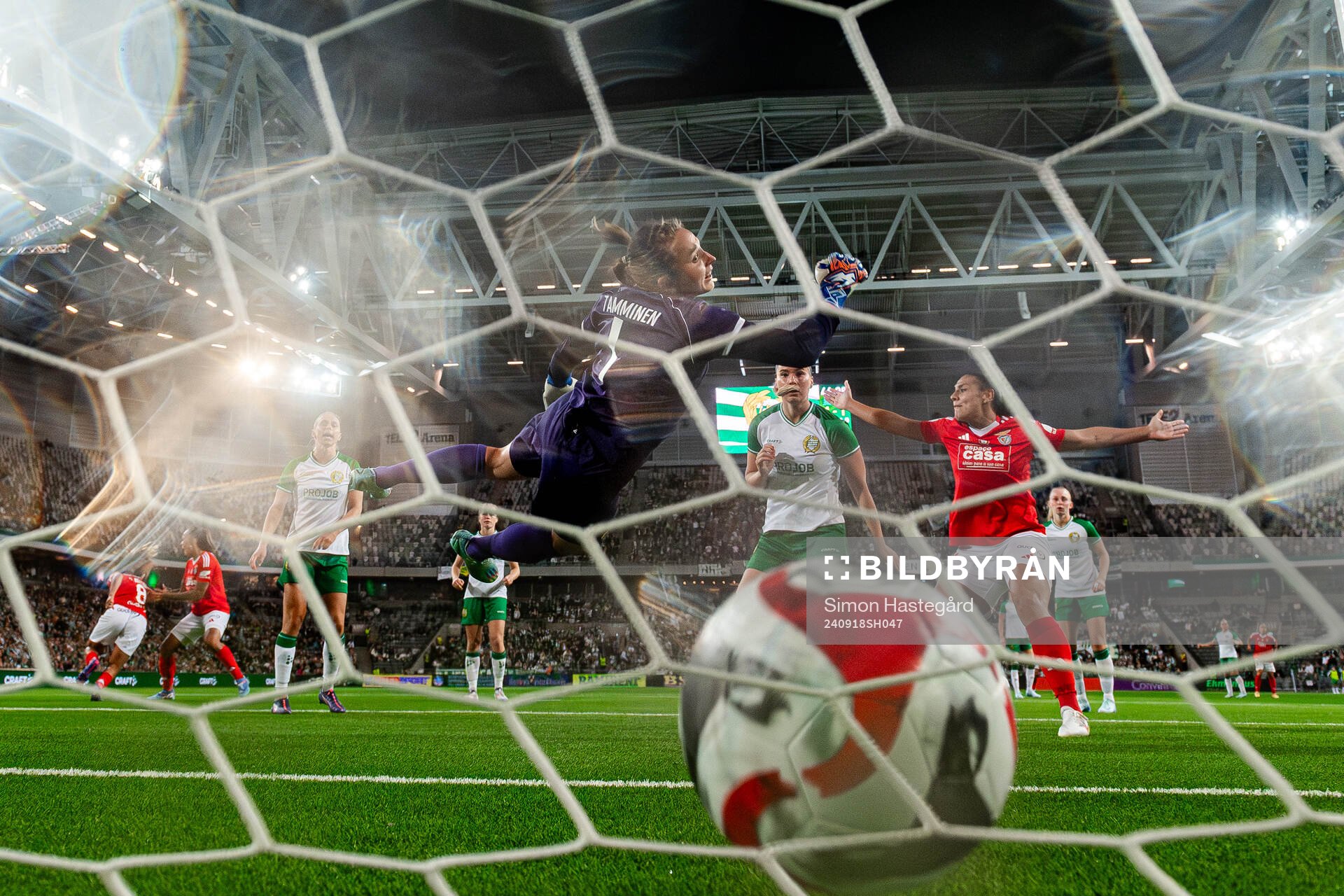 Andreia Norton of Benfica scores the 1-2 goal behind