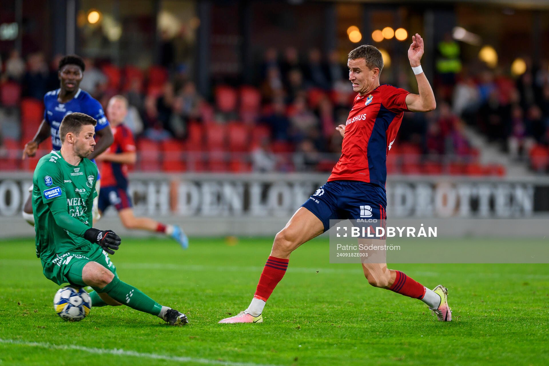 Trelleborgs målvakt Andreas Larsen och Östers Mattis