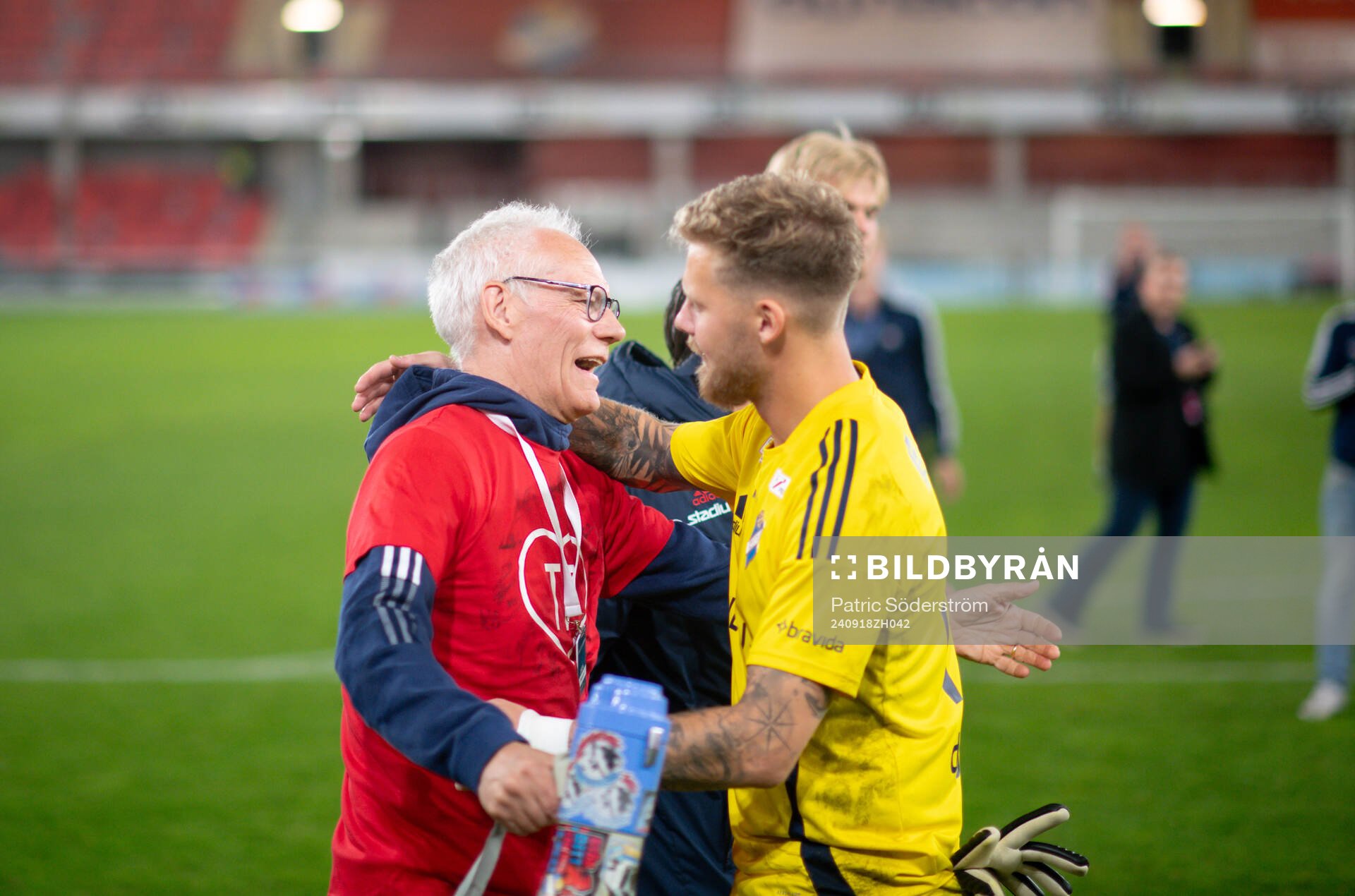 Östers lagledare Thomas Frisk kramar om målvakt Robin