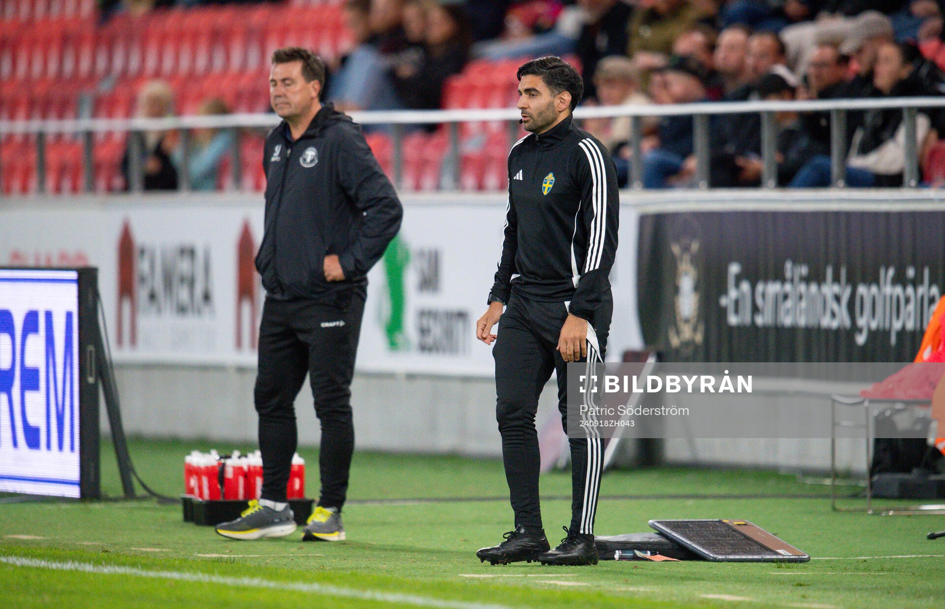 Trelleborgs tränare Stefan Jacobsson och George Jansizian, fjärdedomare, under fotbollsmatchen i Superettan mellan Öster och Trelleborg den 18 september 2024 i Växjö.