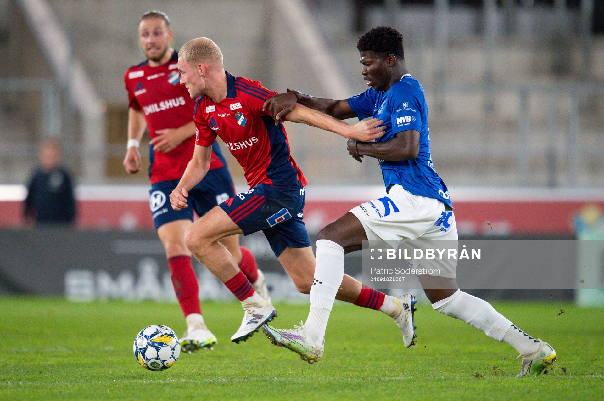 Östers Adam Bergmark Wiberg och Trelleborgs Samuel Asoma