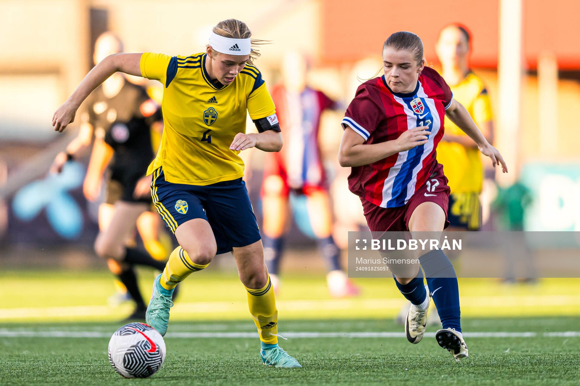 Roos Huitzing of Sweden and Heidi Steinsbø Halbmayr of Norway during the under 16 friendly match between Norway and Sweden on September 18, 2024 in Lillestrøm.