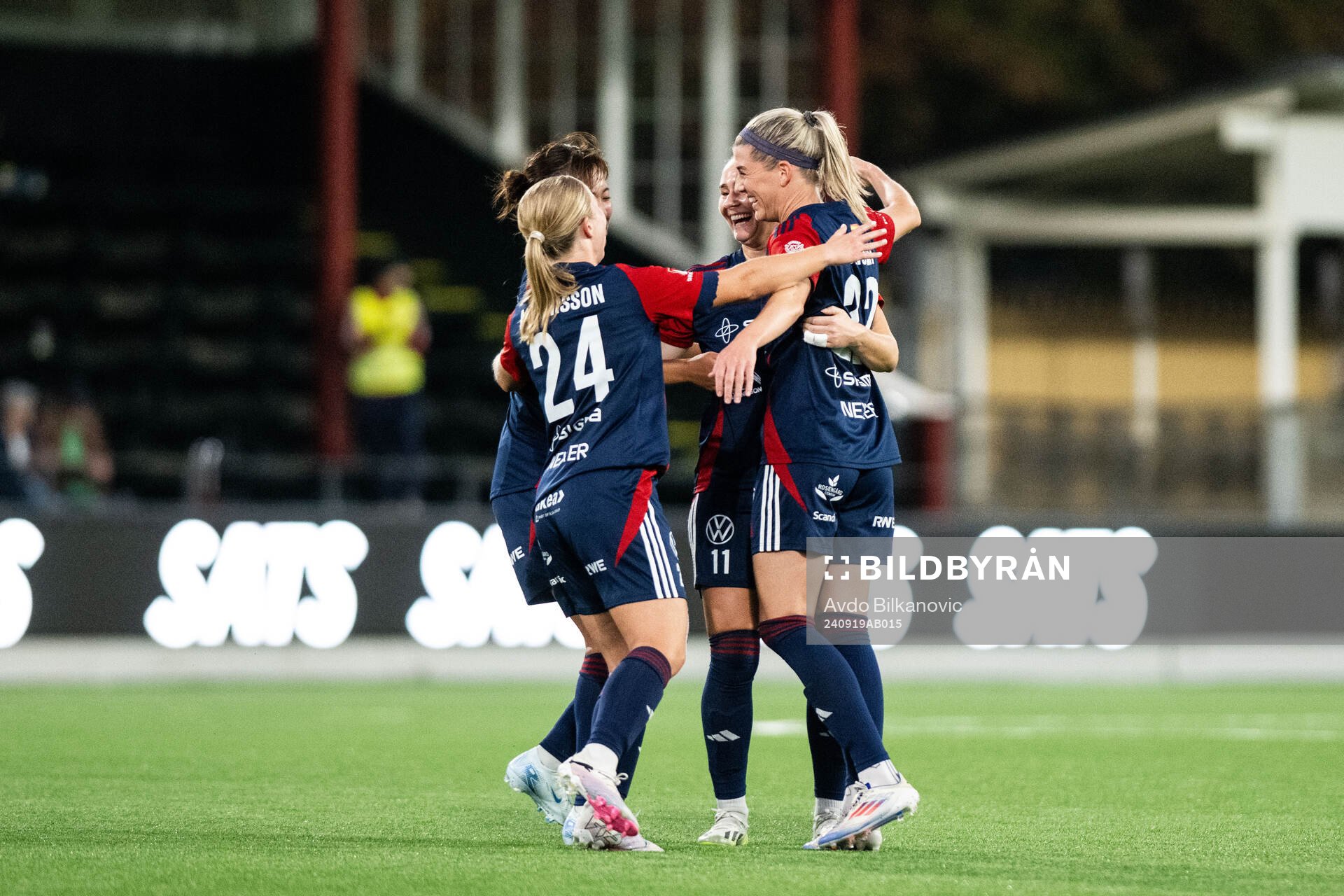 FC Rosengårds Olivia Schough jublar med lagkamrater