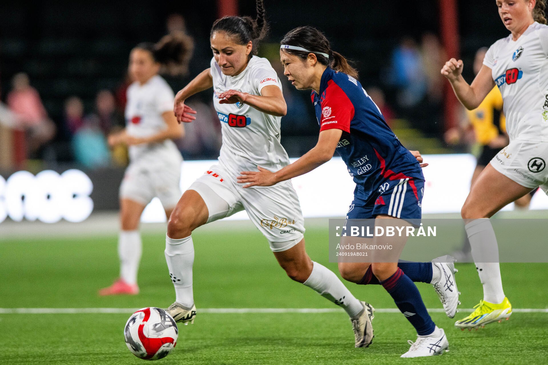 FC Rosengårds Mai Kadowaki och Växjö DFFs Nesrin Akgun