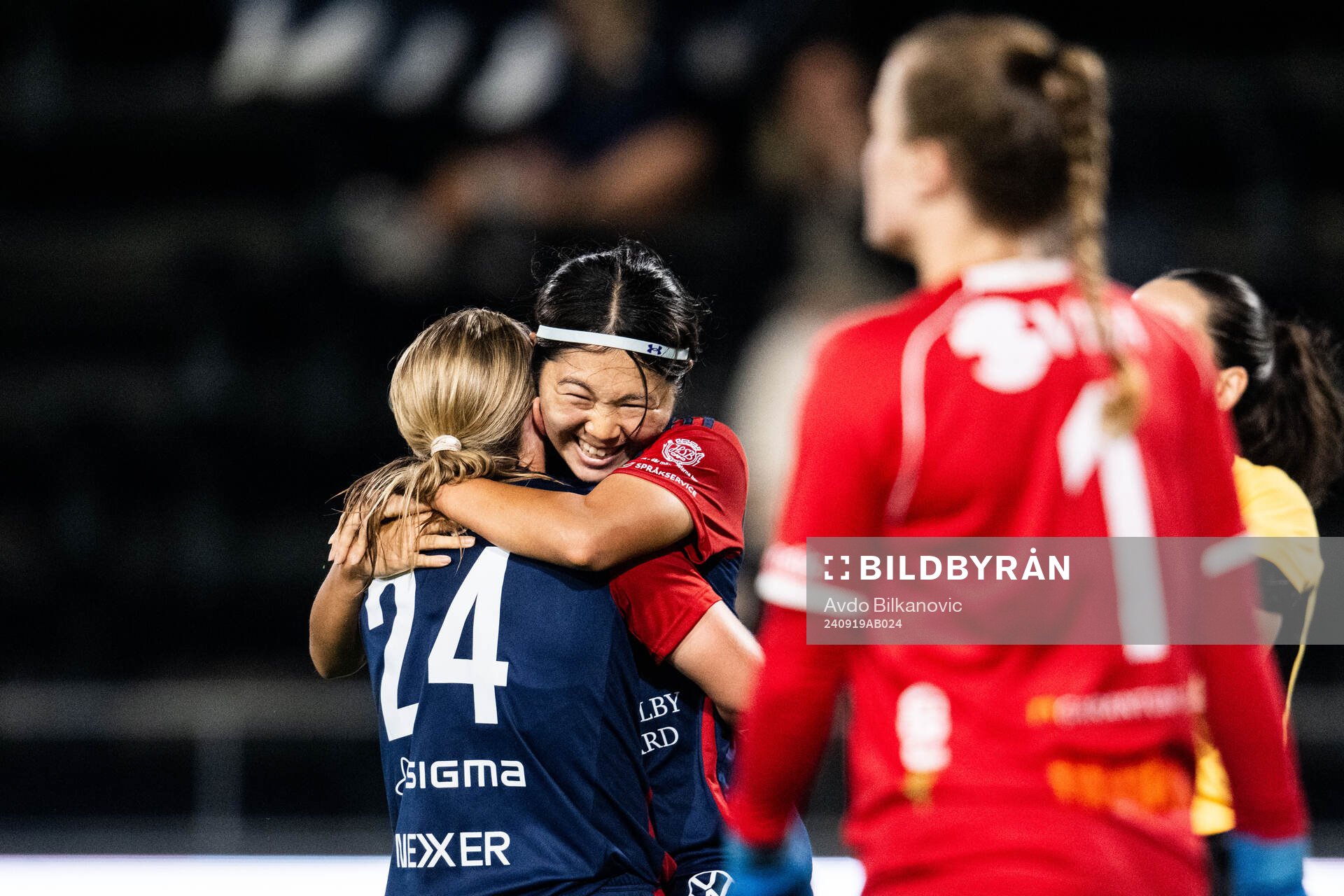 FC Rosengårds Mai Kadowaki jublar med Hanna Andersson efter 3-0 under fotbollsmatchen i Damallsvenskan mellan FC Rosengård och Växjö DFF den 19 september 2024 i Malmö.