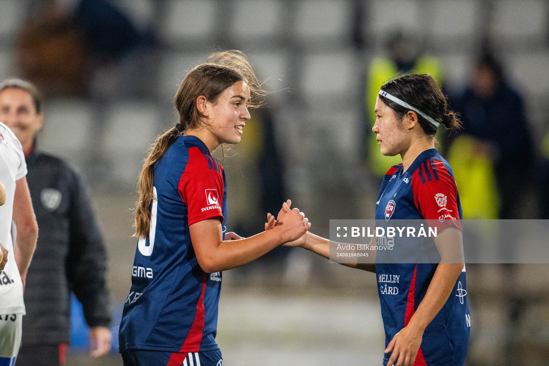 FC Rosengårds Rebecca Maravall och Mai Kadowaki jublar efter slutsignalen under fotbollsmatchen i Damallsvenskan mellan FC Rosengård och Växjö DFF den 19 september 2024 i Malmö.