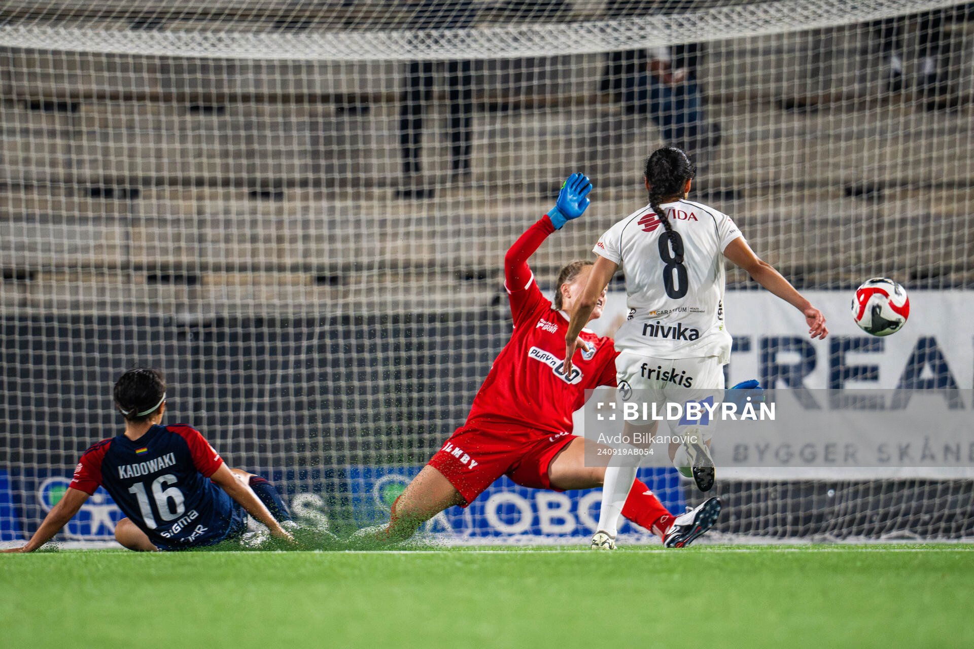FC Rosengårds Mai Kadowaki mor Växjö DFFs målvakt Maja