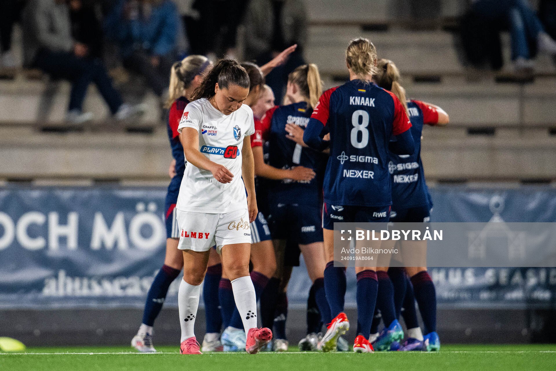 Växjö DFFs spelare deppar medan FC Rosengårds  jublar i