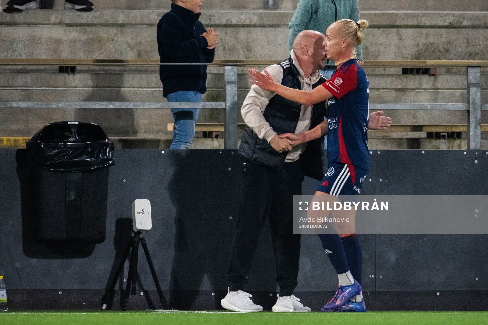 FC Rosengårds tränare Joel Kjetselberg tackar Caroline