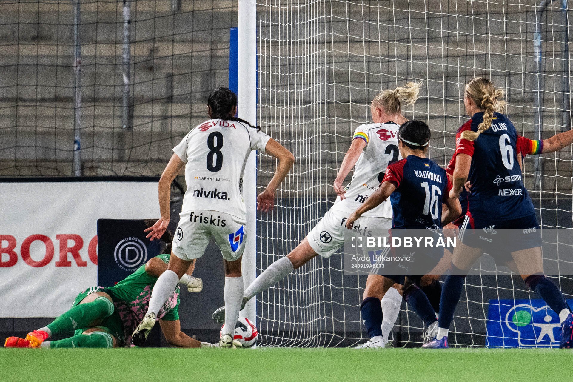 Växjö DFFs Emma Pennsäter framför FC Rosengårds