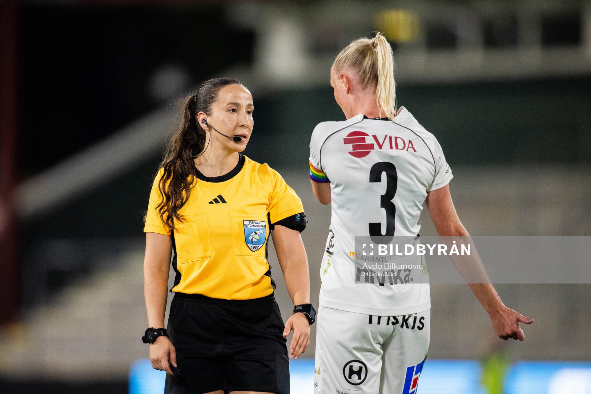 Domare Selma Friberg och Växjö DFFs Emma Pennsäter
