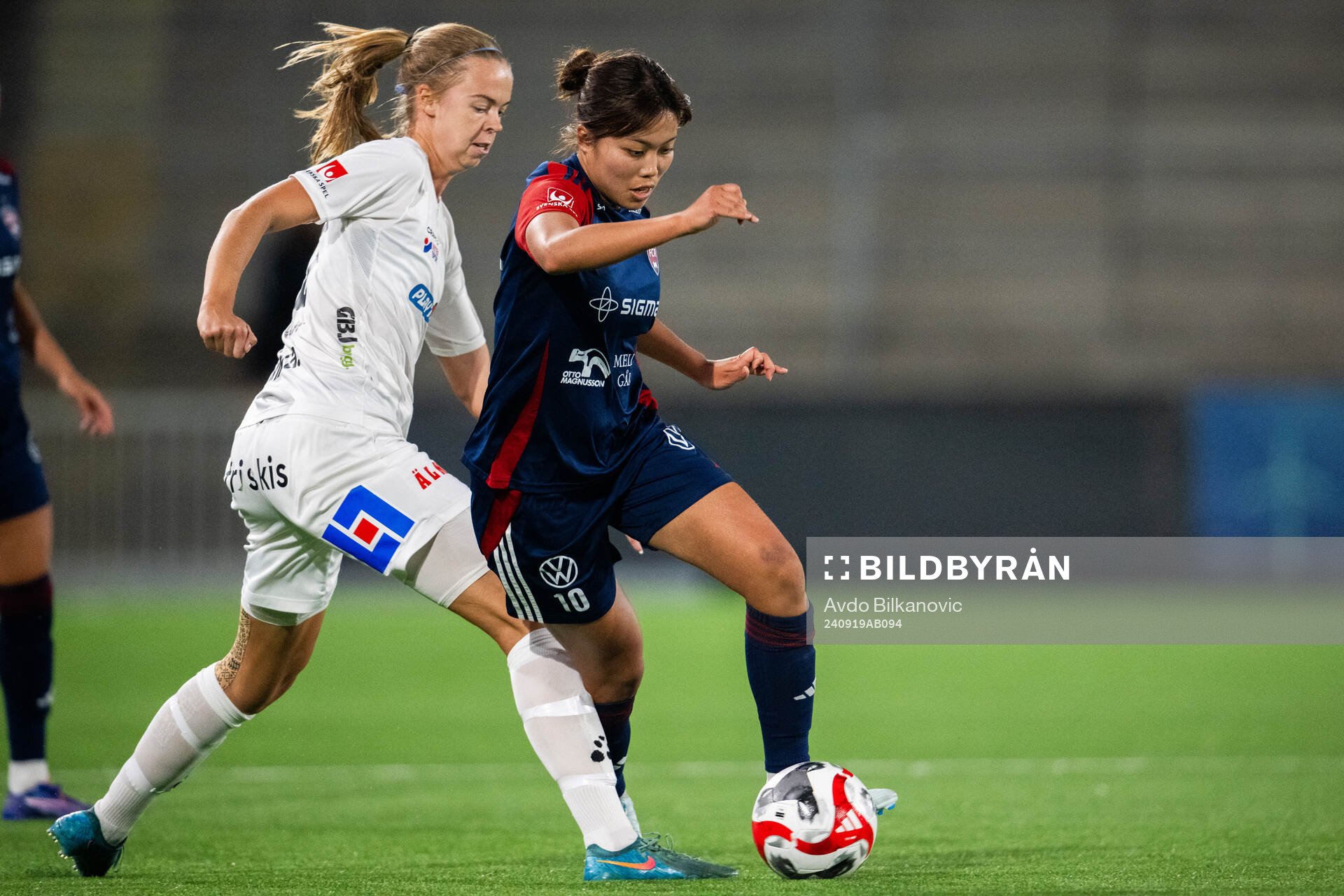 FC Rosengårds Momoko Tanikawa och Växjö DFFs Elin Nilsson