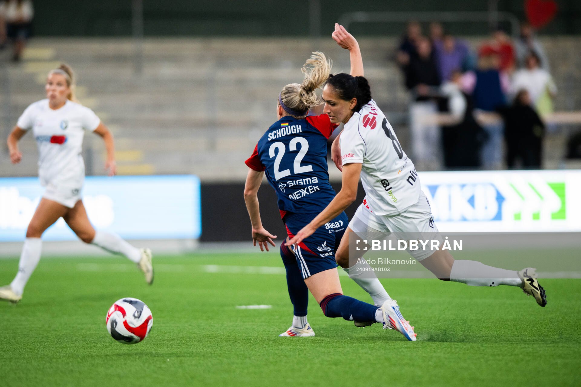 FC Rosengårds Olivia Schough fälls inom 16 meter av