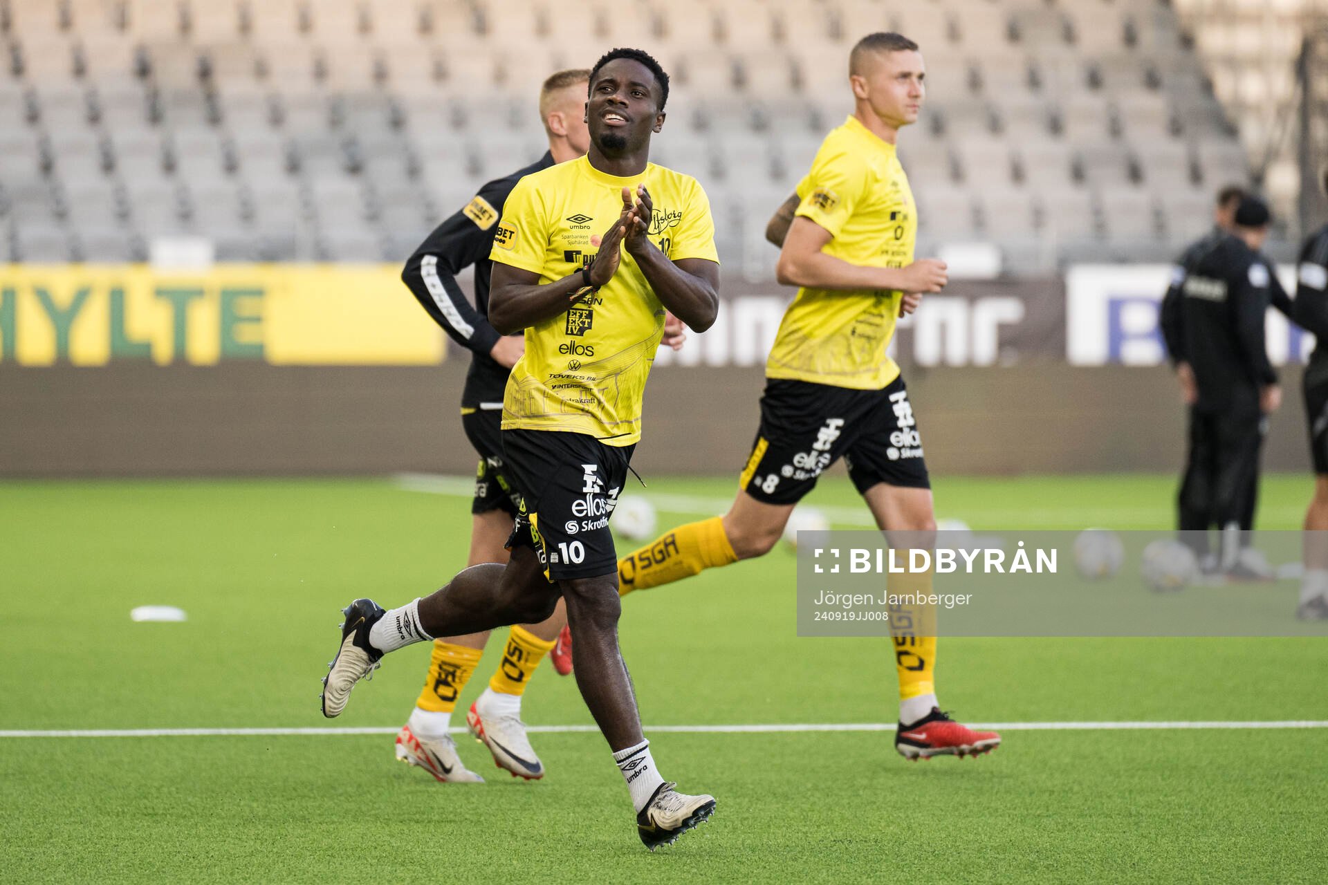 Och Elfsborgsspelare kommer ut till uppvärmning