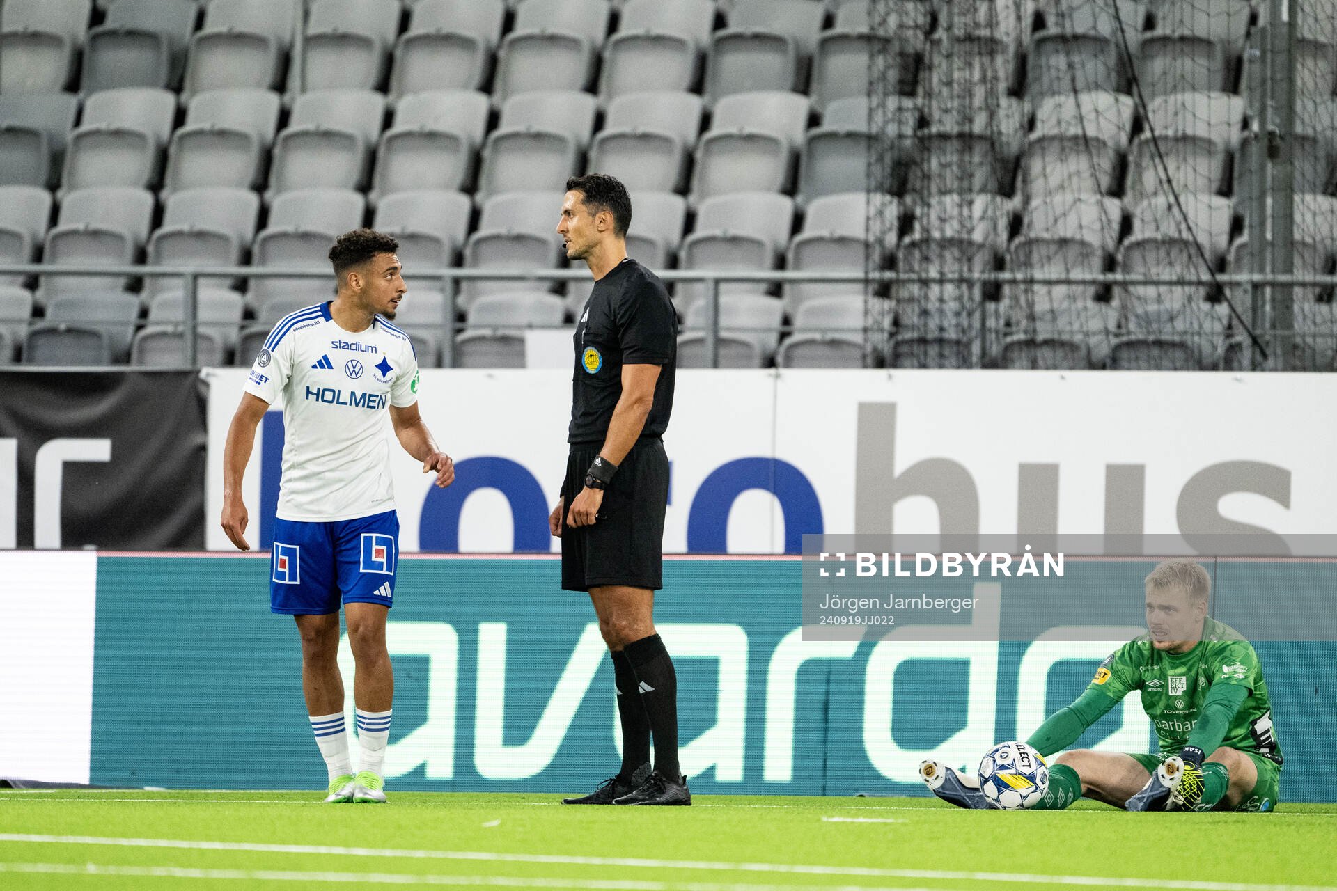 IFK Norrköpings Moutaz Neffati i diskussion med Domare Adi