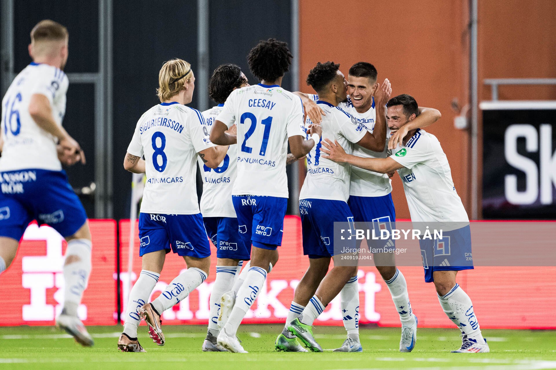 IFK Norrköpings Carl Björk jublar med lagkamrater