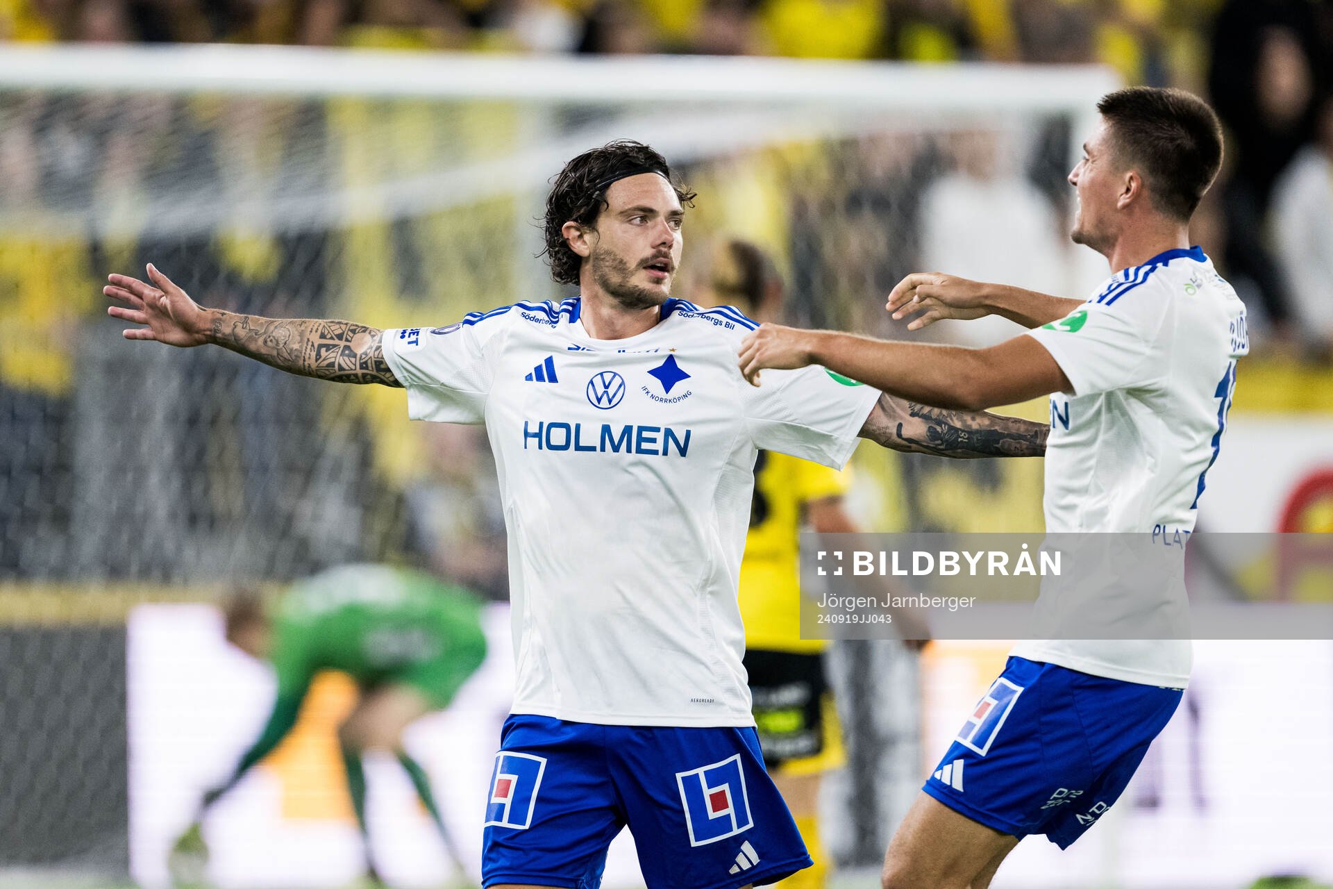 IFK Norrköpings David Moberg Karlsson jublar med Carl Björk efter 1-2 under fotbollsmatchen i Allsvenskan mellan Elfsborg och IFK Norrköping den 19 september 2024 i Borås.