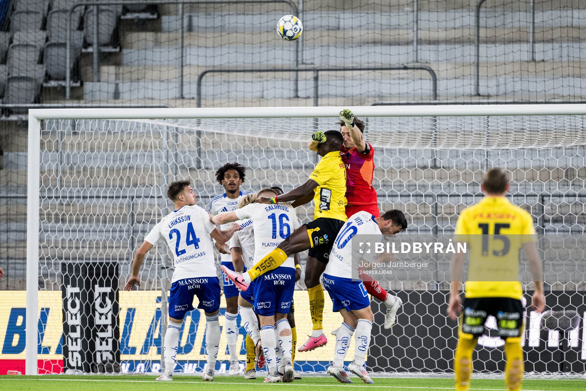 Elfsborgs Terry Yegbe och IFK Norrköpings målvakt David