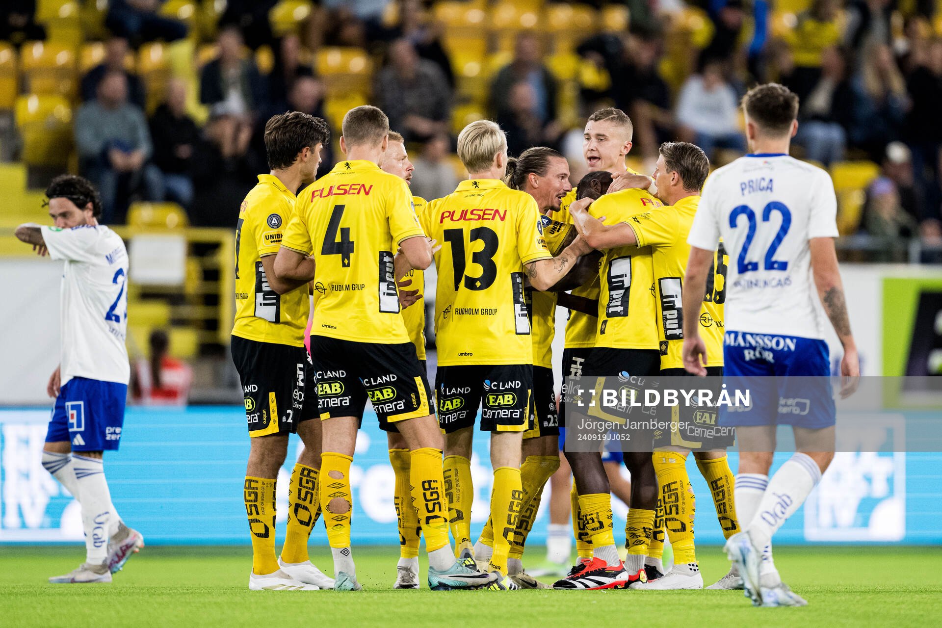 Elfsborgs Timothy Noor Ouma jublar med lagkamrater