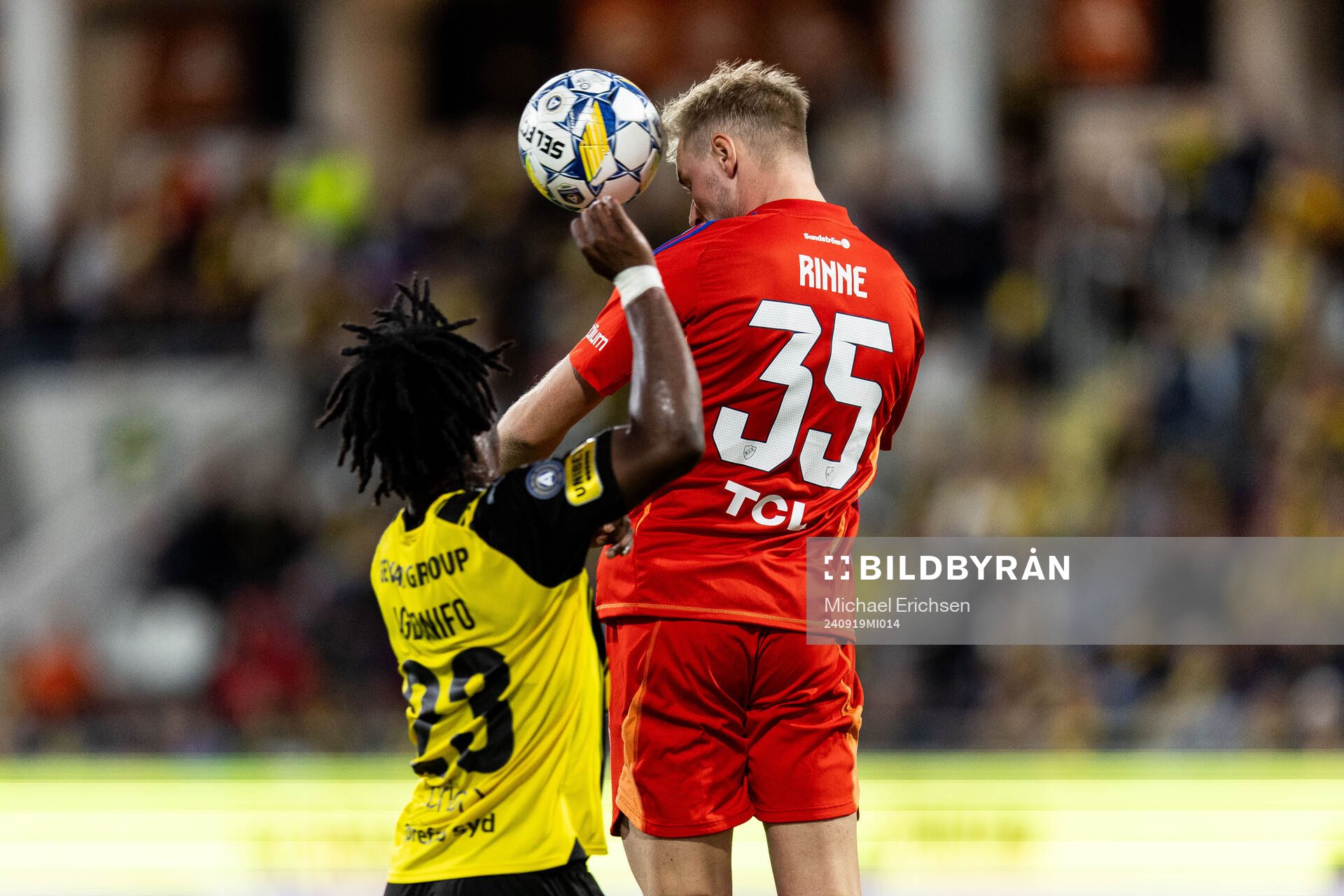 Häckens Jeremy Agbonifo och Djurgårdens målvakt Jacob