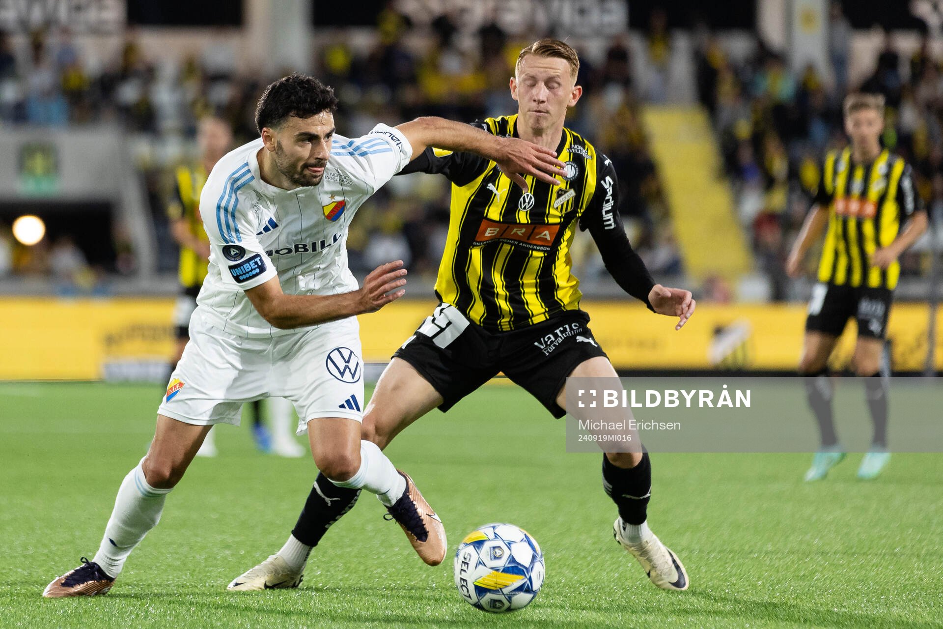 Djurgårdens Deniz Hummet  och Häckens Julius Lindberg