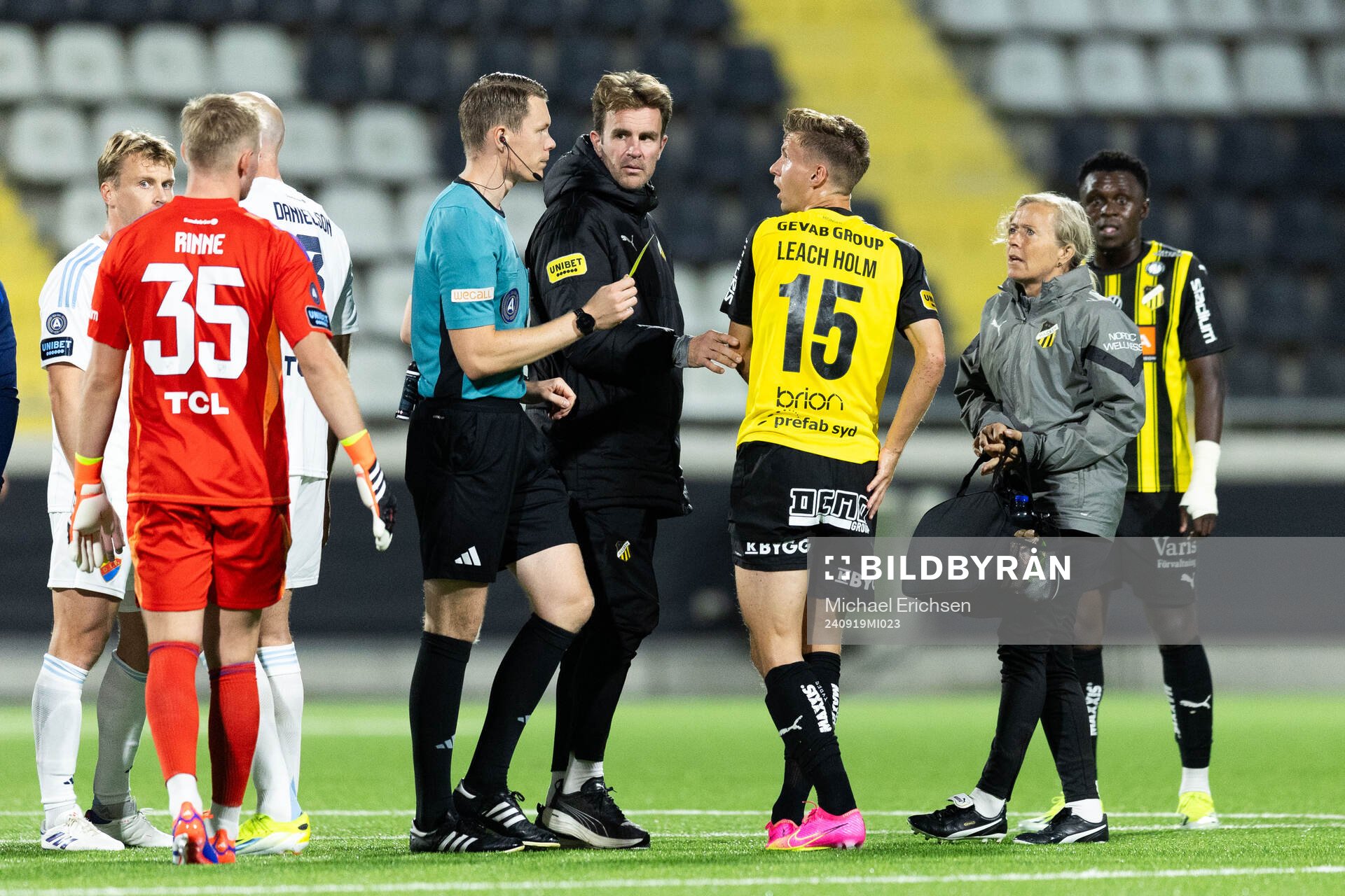 Häckens Samuel Leach Holm tilldelas gult kort av Domare