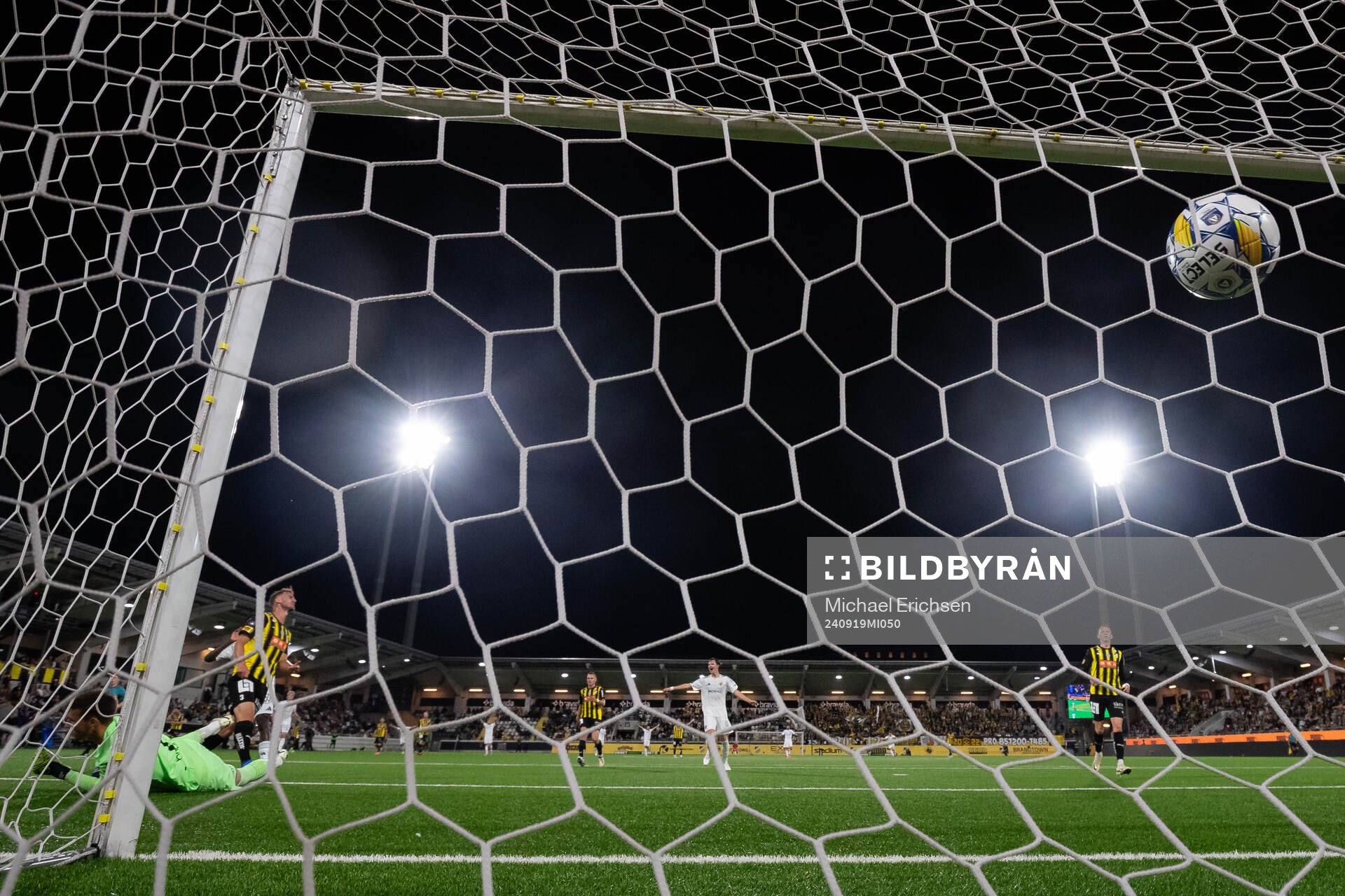 Djurgårdens Tokmac Nguen (ej i bild) skjuter 0-2 i mål