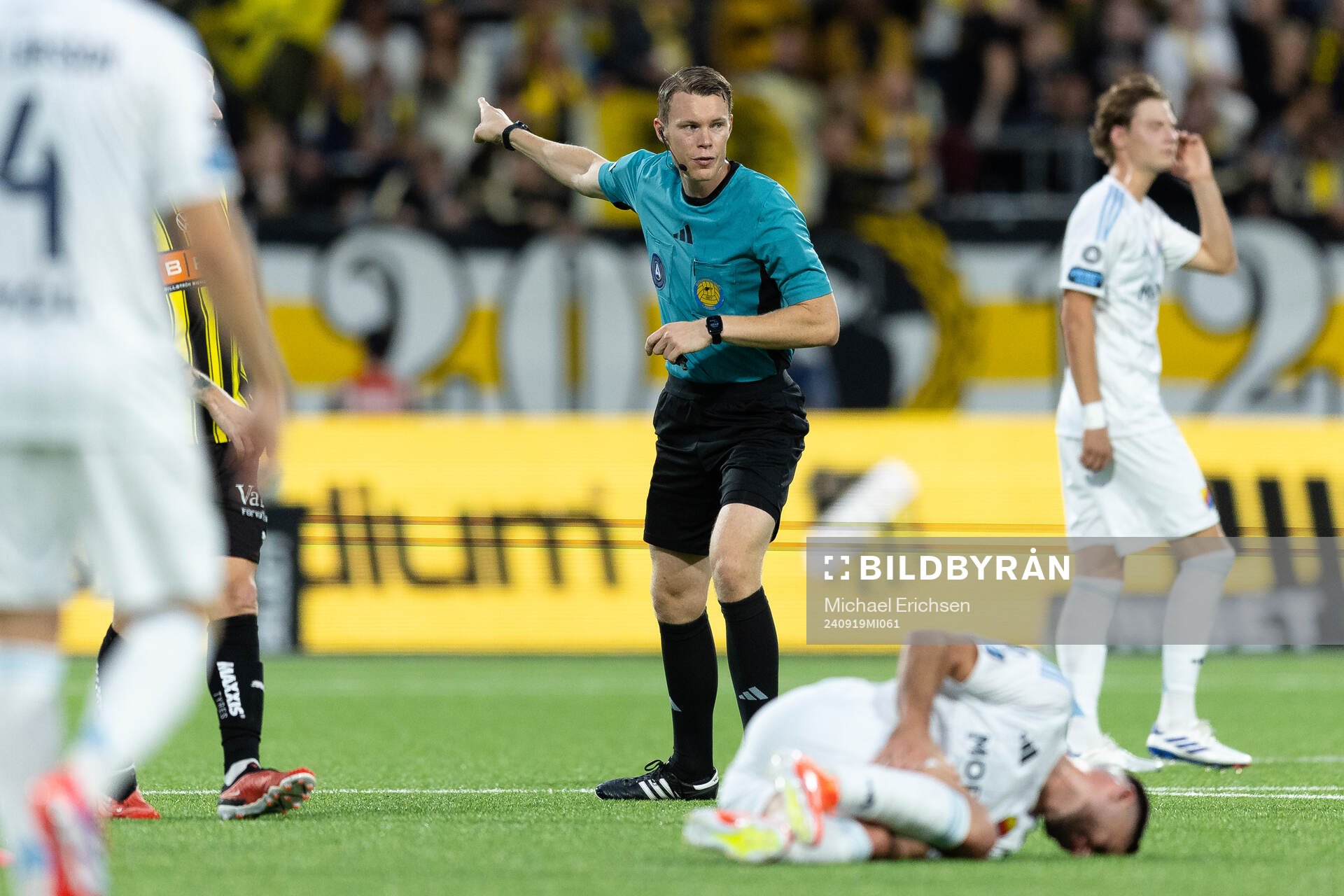 Domare Oscar Johnson under fotbollsmatchen i Allsvenskan mellan Häcken och Djurgården den 19 september 2024 i Göteborg. 