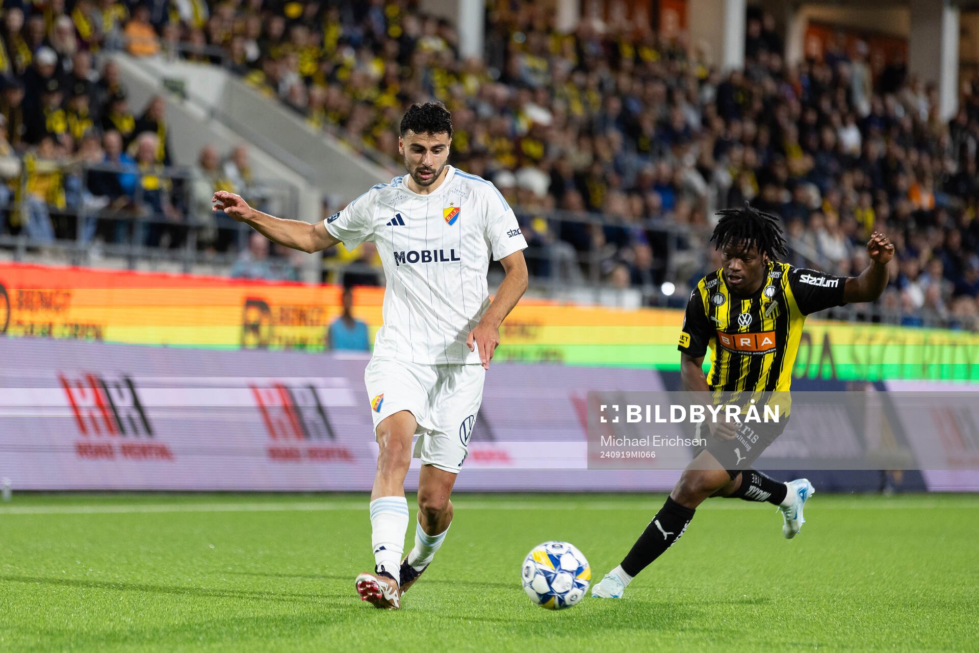Djurgårdens Deniz Hummet  och Häckens Jeremy Agbonifo