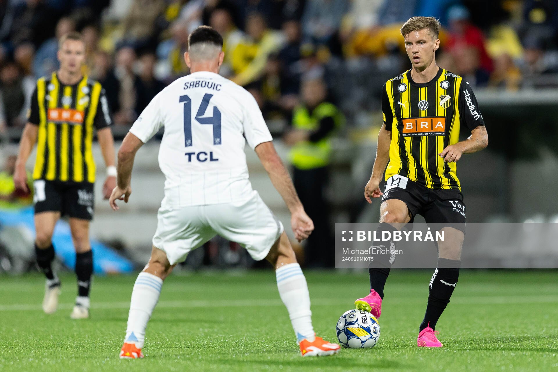 Djurgårdens Besard Sabovic och Häckens Samuel Leach Holm