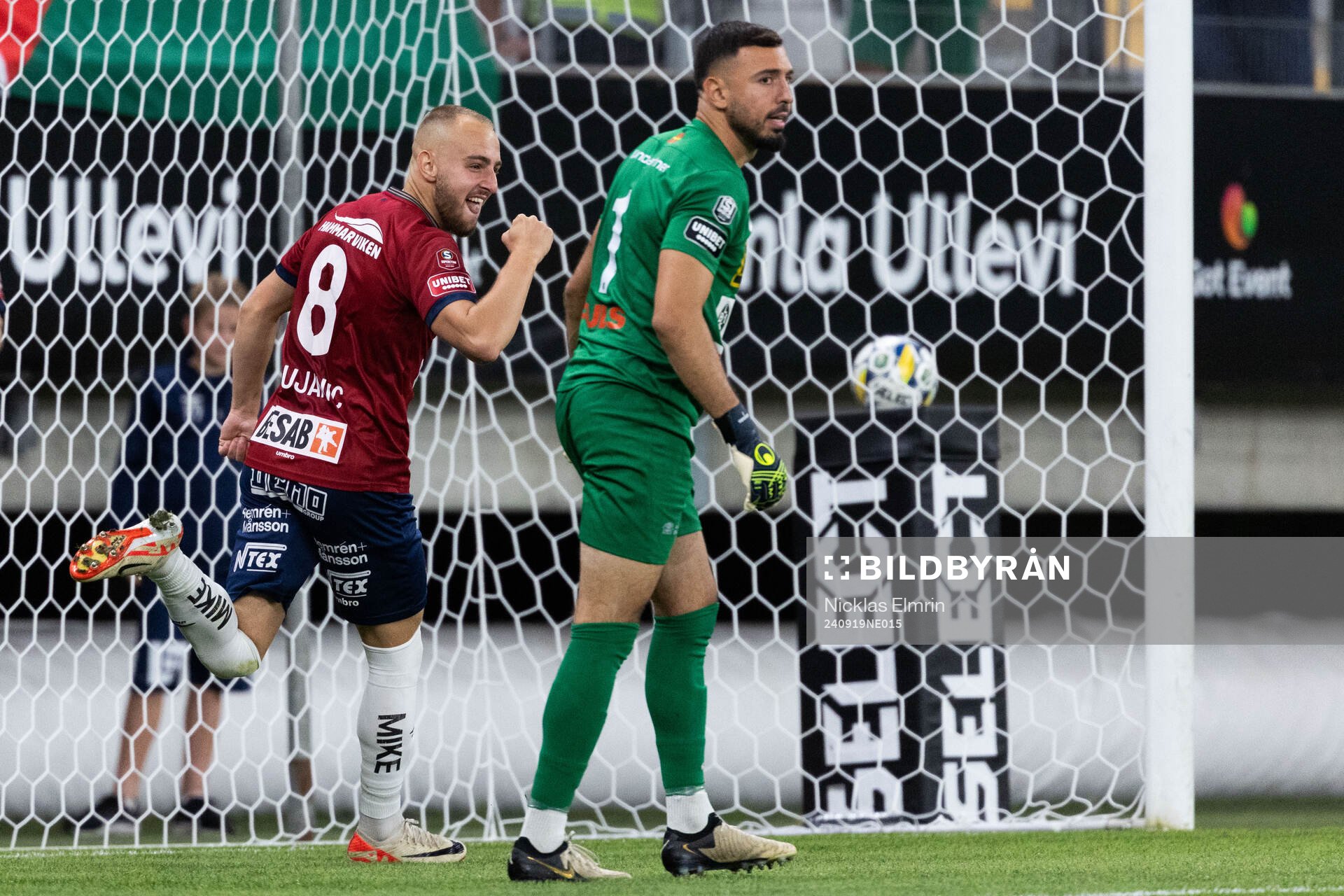 Örgrytes Amel Mujanic jublar och Landskronas målvakt Amr